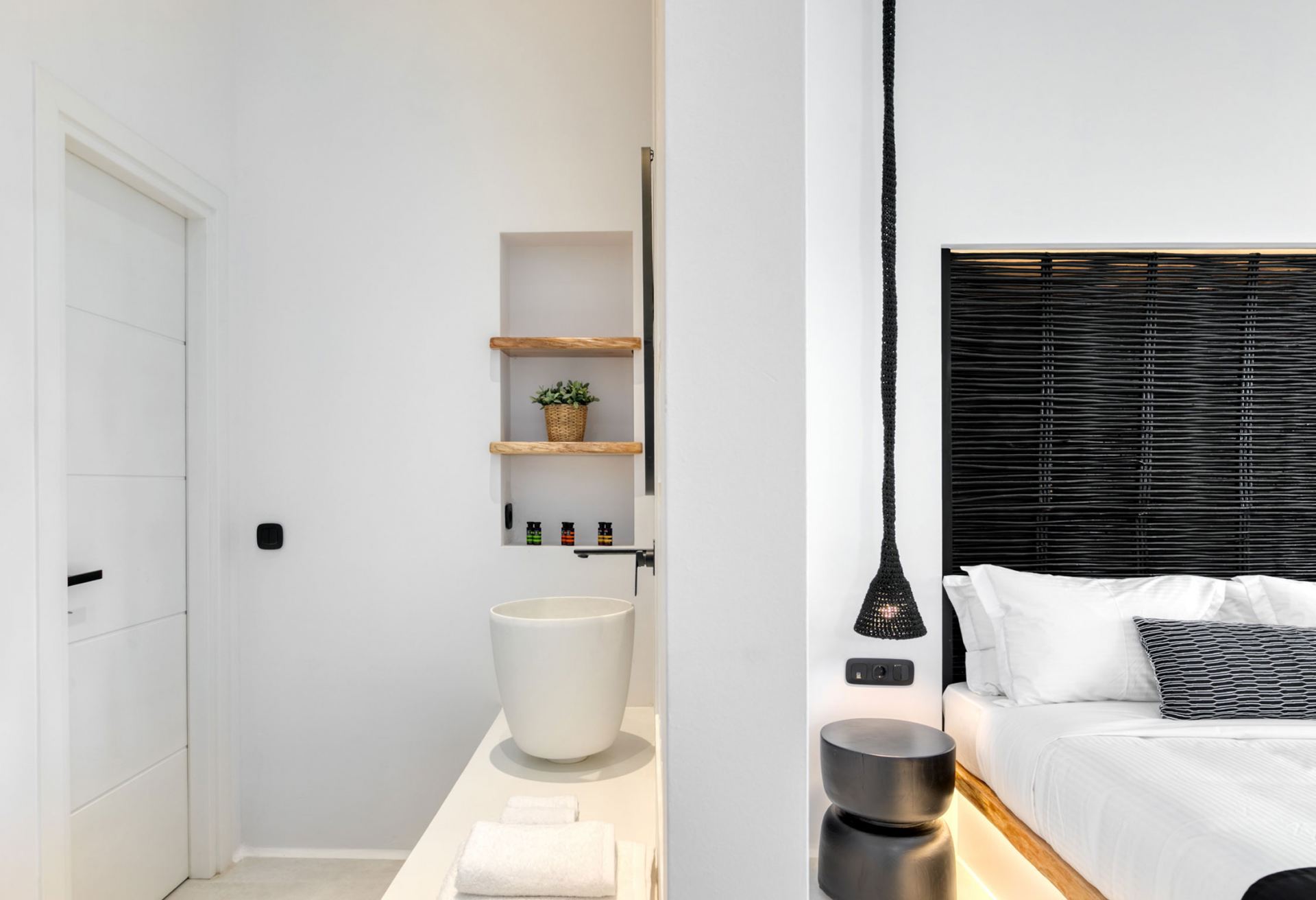 Agrari Black Deluxe Suite