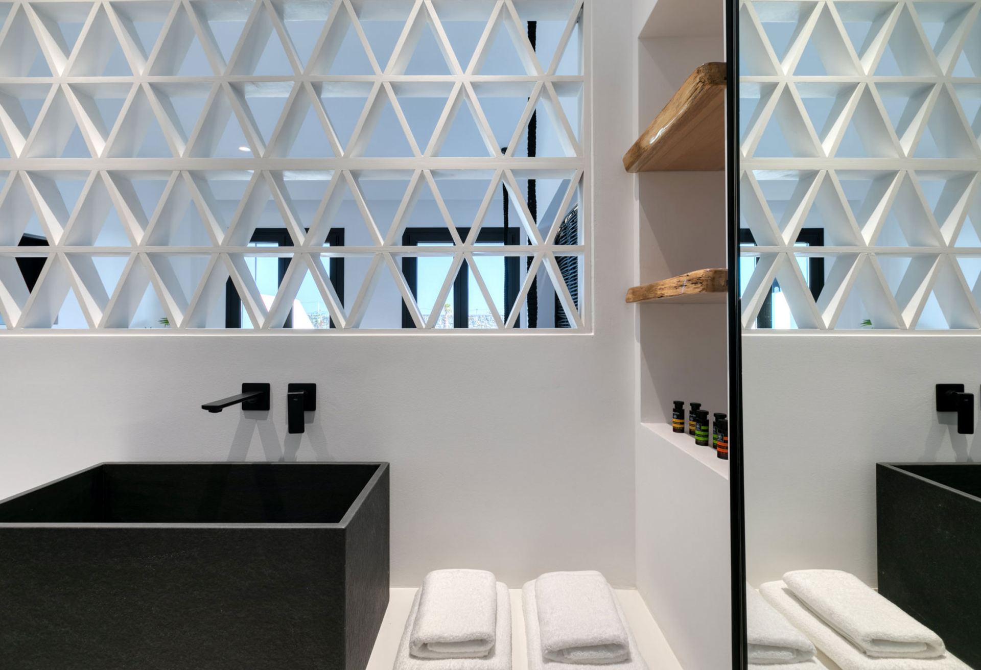 Agrari Black Deluxe Suite