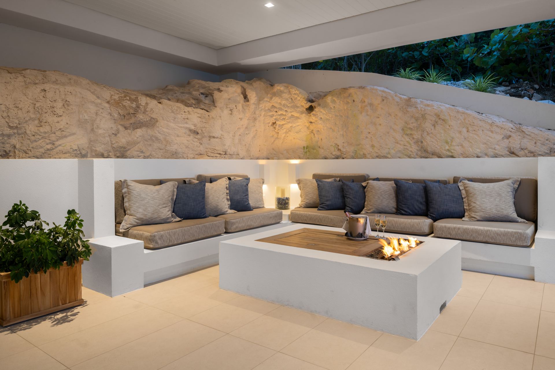 North Shore Enclave - 4 BDR BEACHFRONT VILLA