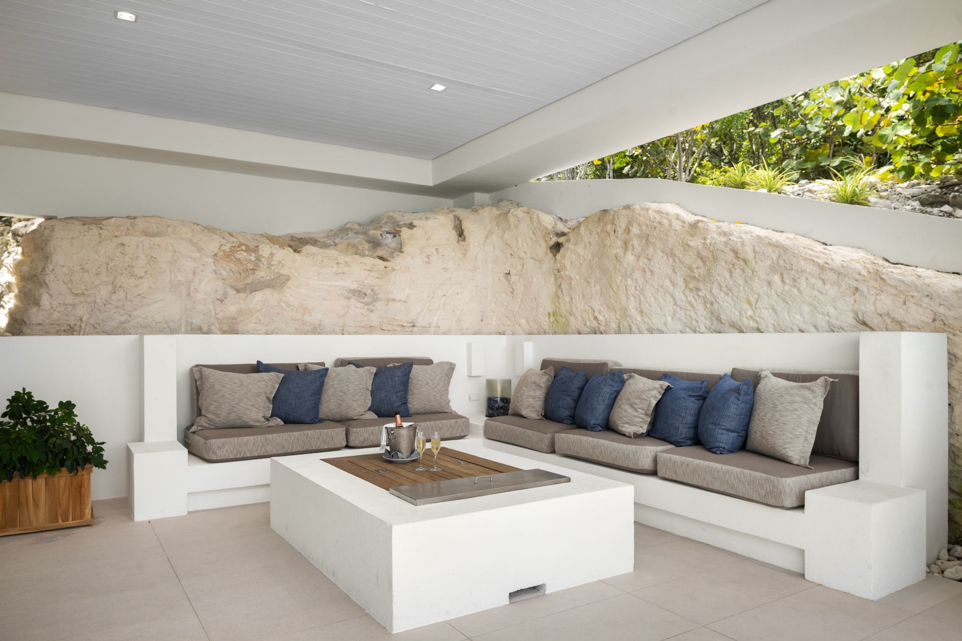 North Shore Enclave - 4 BDR BEACHFRONT VILLA