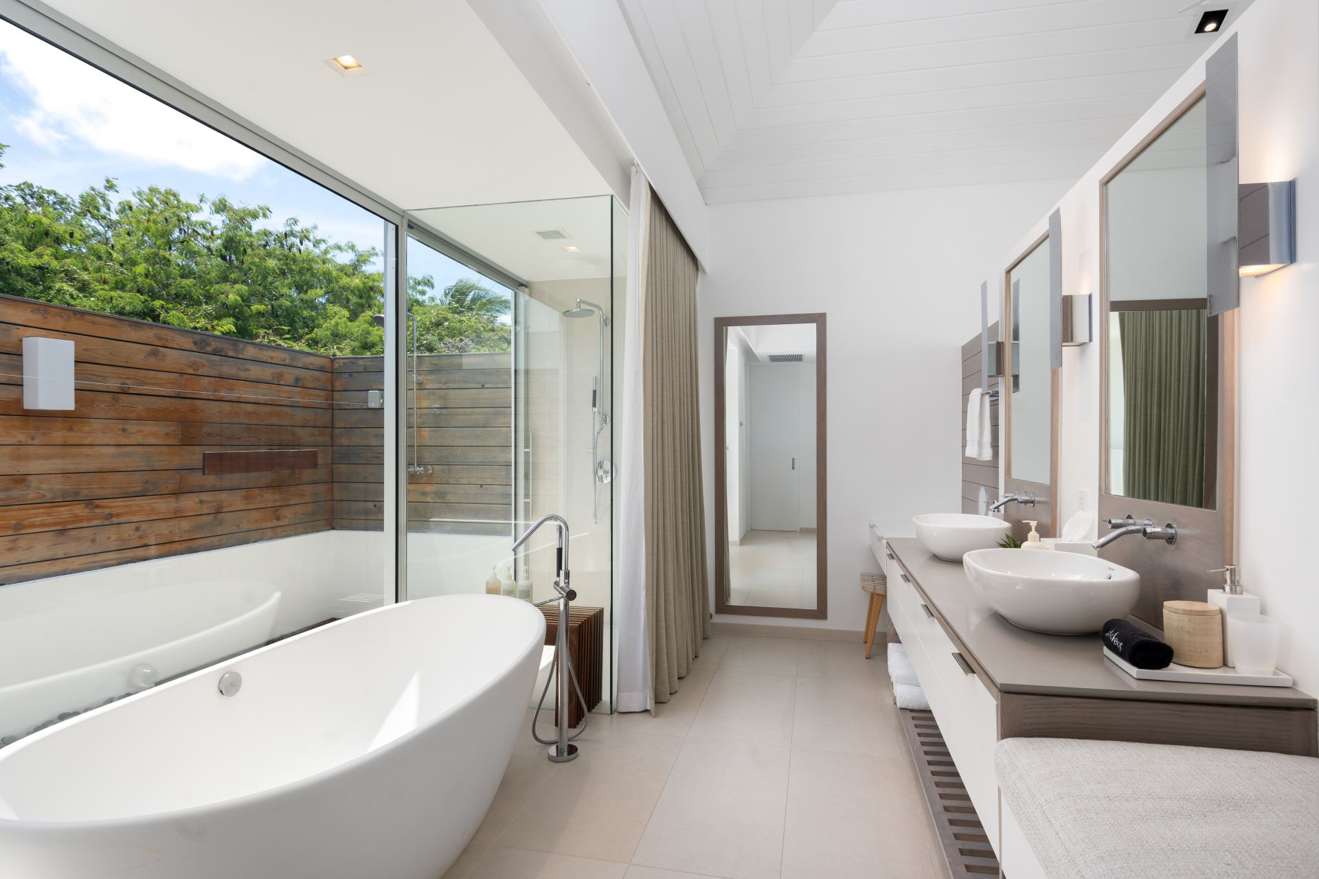 North Shore Enclave - 4 BDR BEACHFRONT VILLA