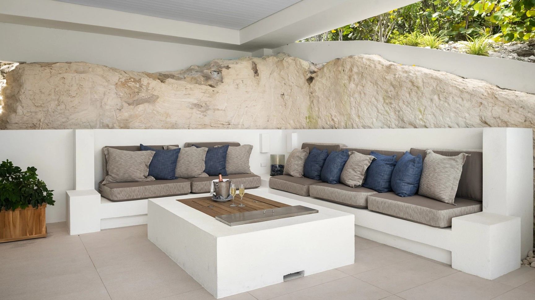 North Shore Enclave - 4 BDR BEACHFRONT VILLA