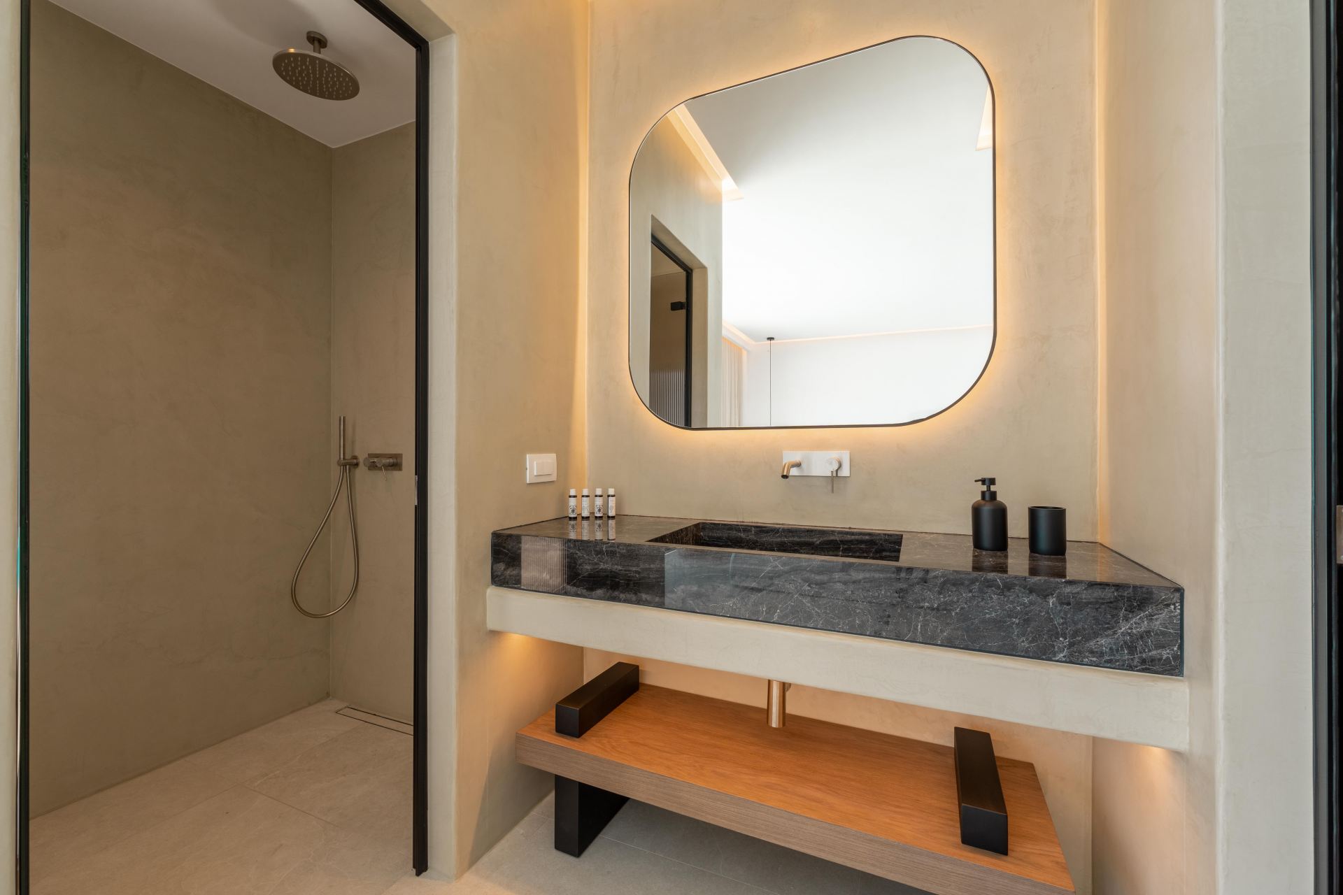 Splendid Waterfront Villa 2