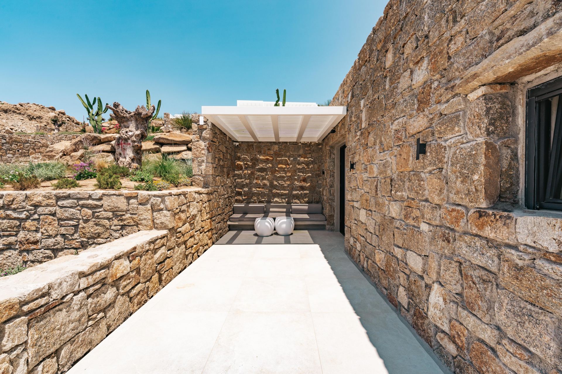 Splendid Waterfront Villa 2