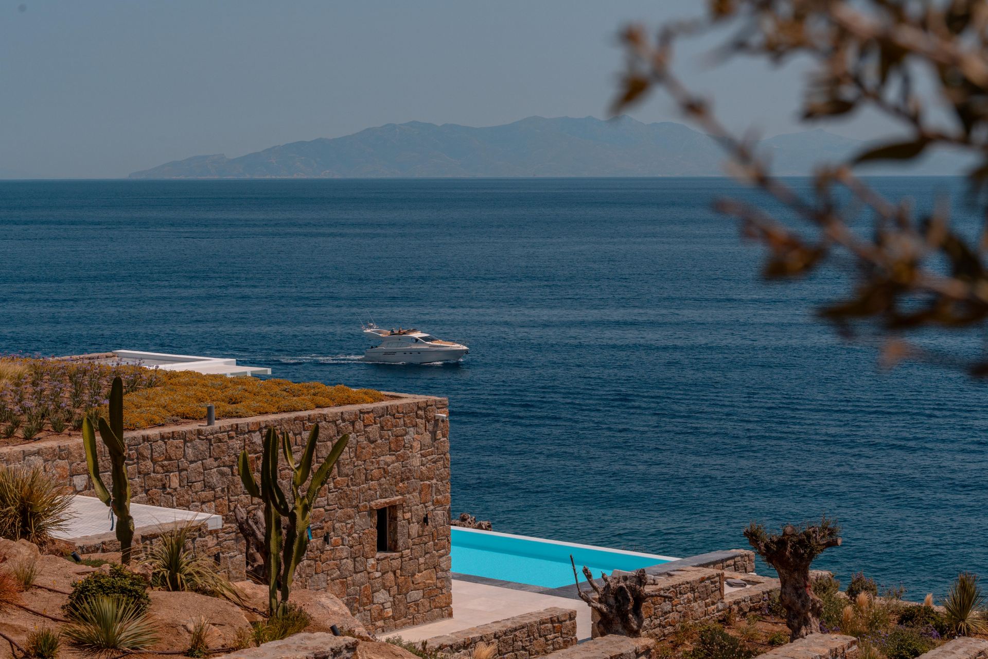 Splendid Waterfront Villa 2