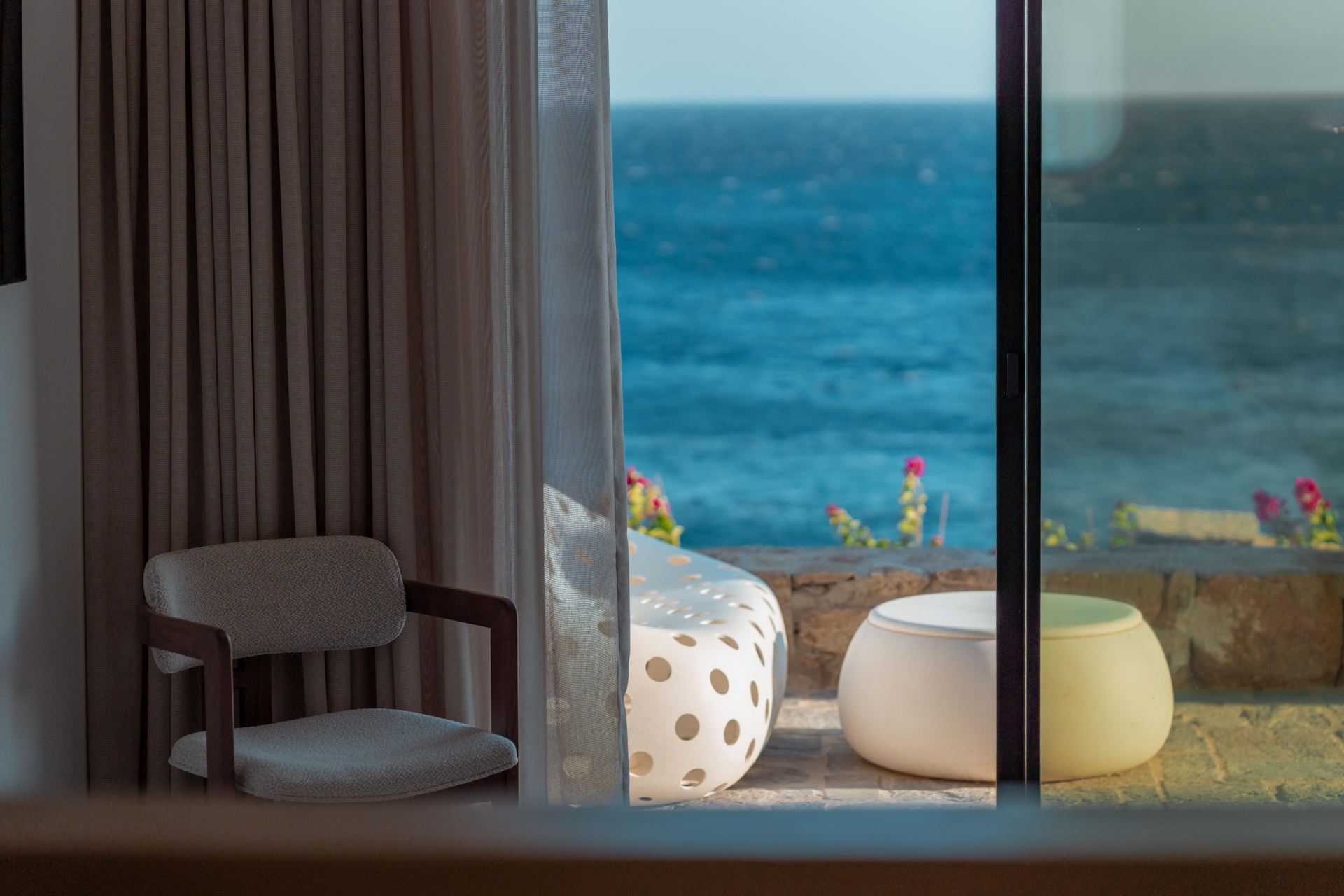 Splendid Waterfront Villa 2