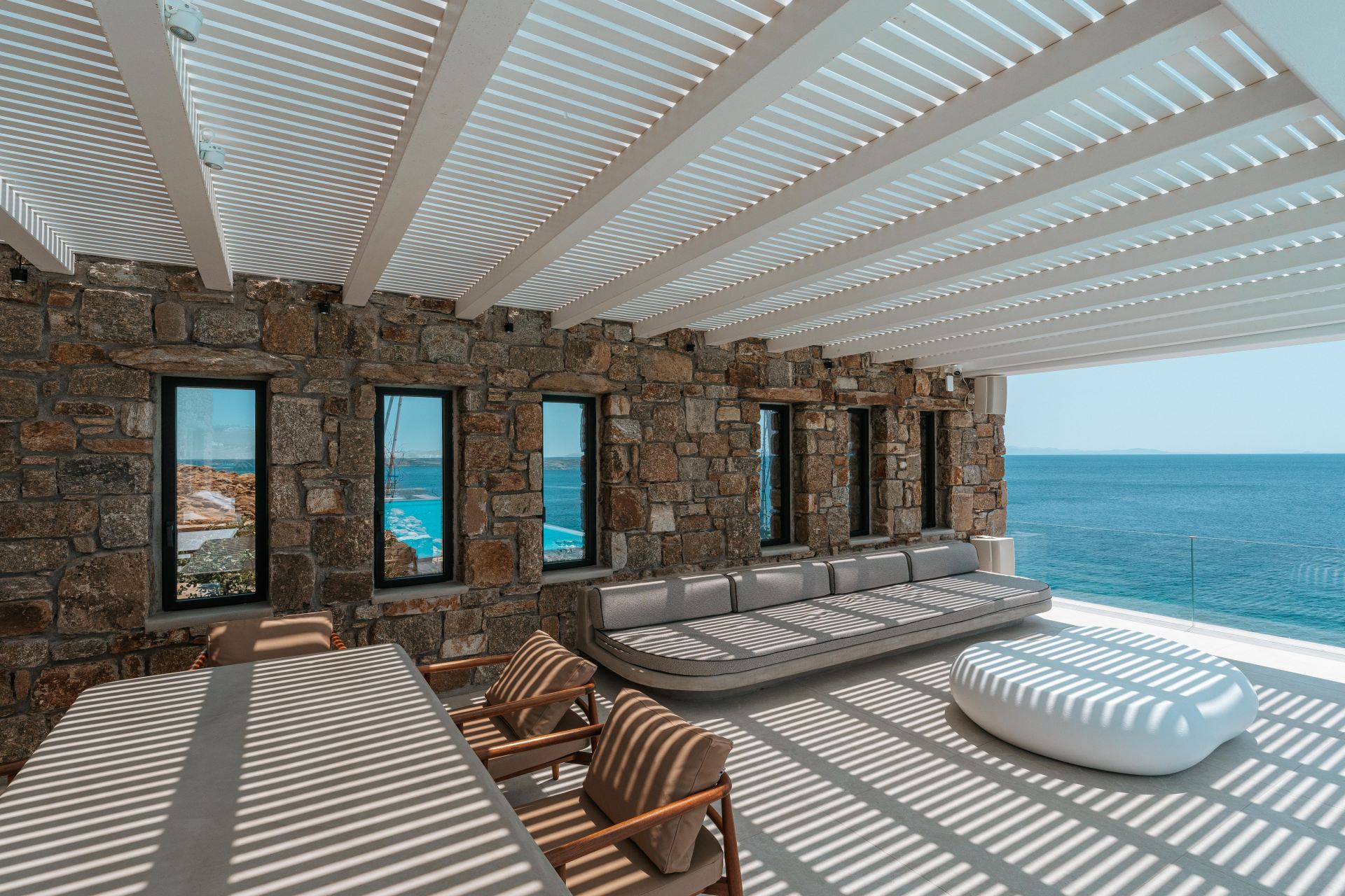 Splendid Waterfront Villa 2