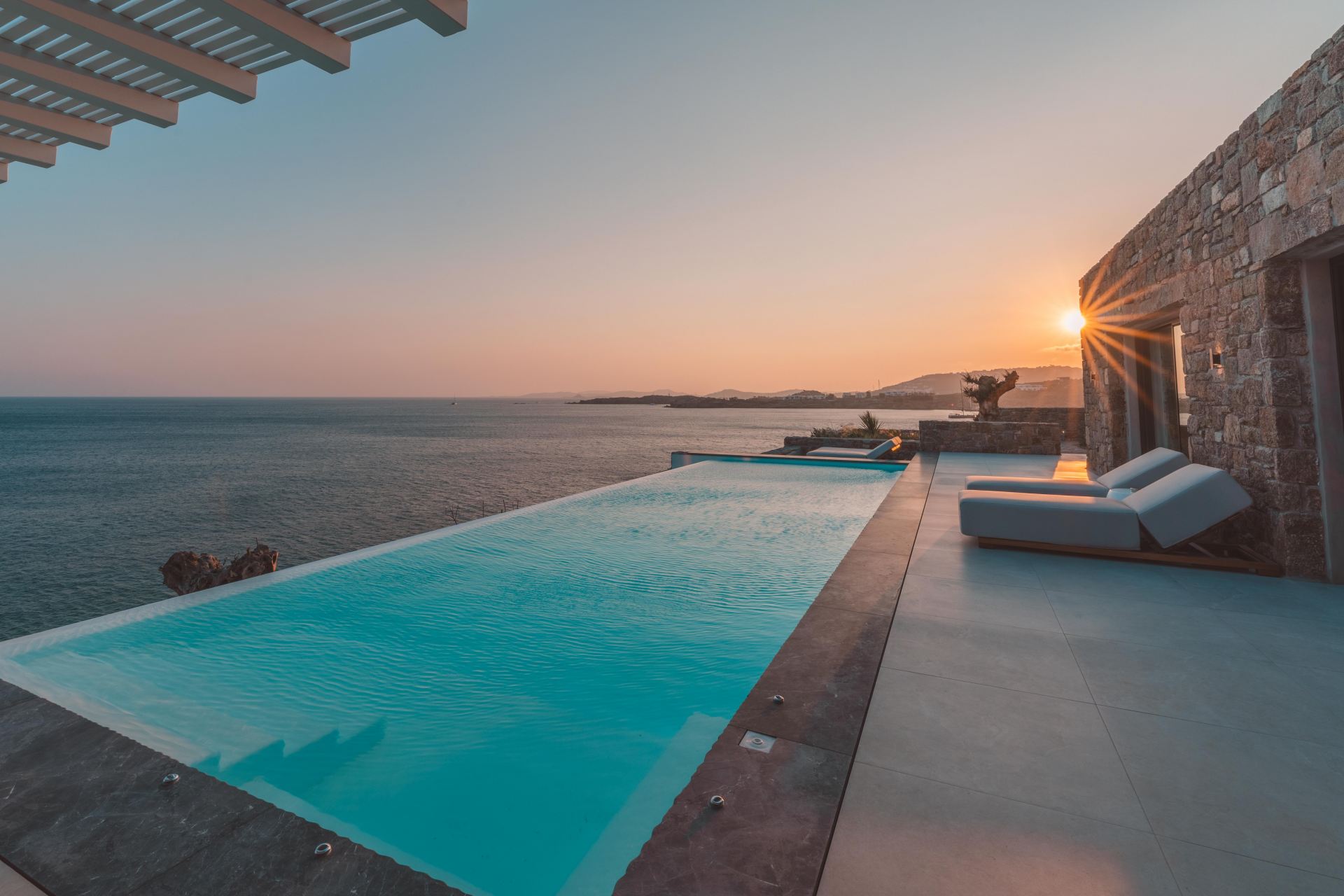 Splendid Waterfront Villa 2