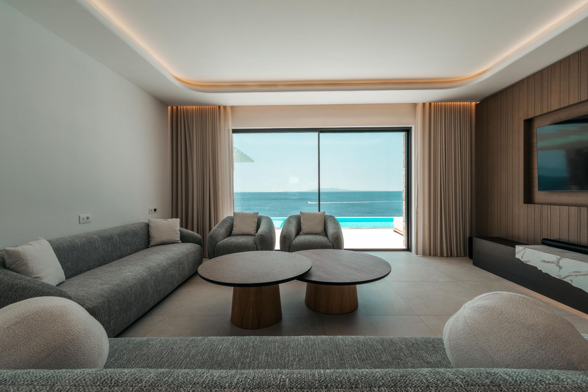 Splendid Waterfront Villa 2