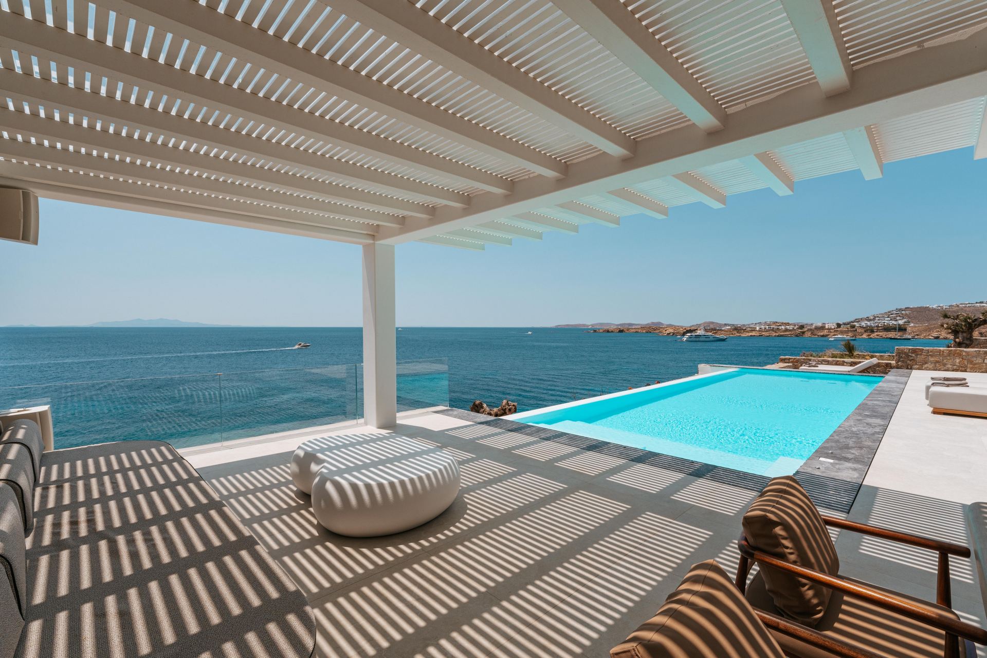 Splendid Waterfront Villa 2