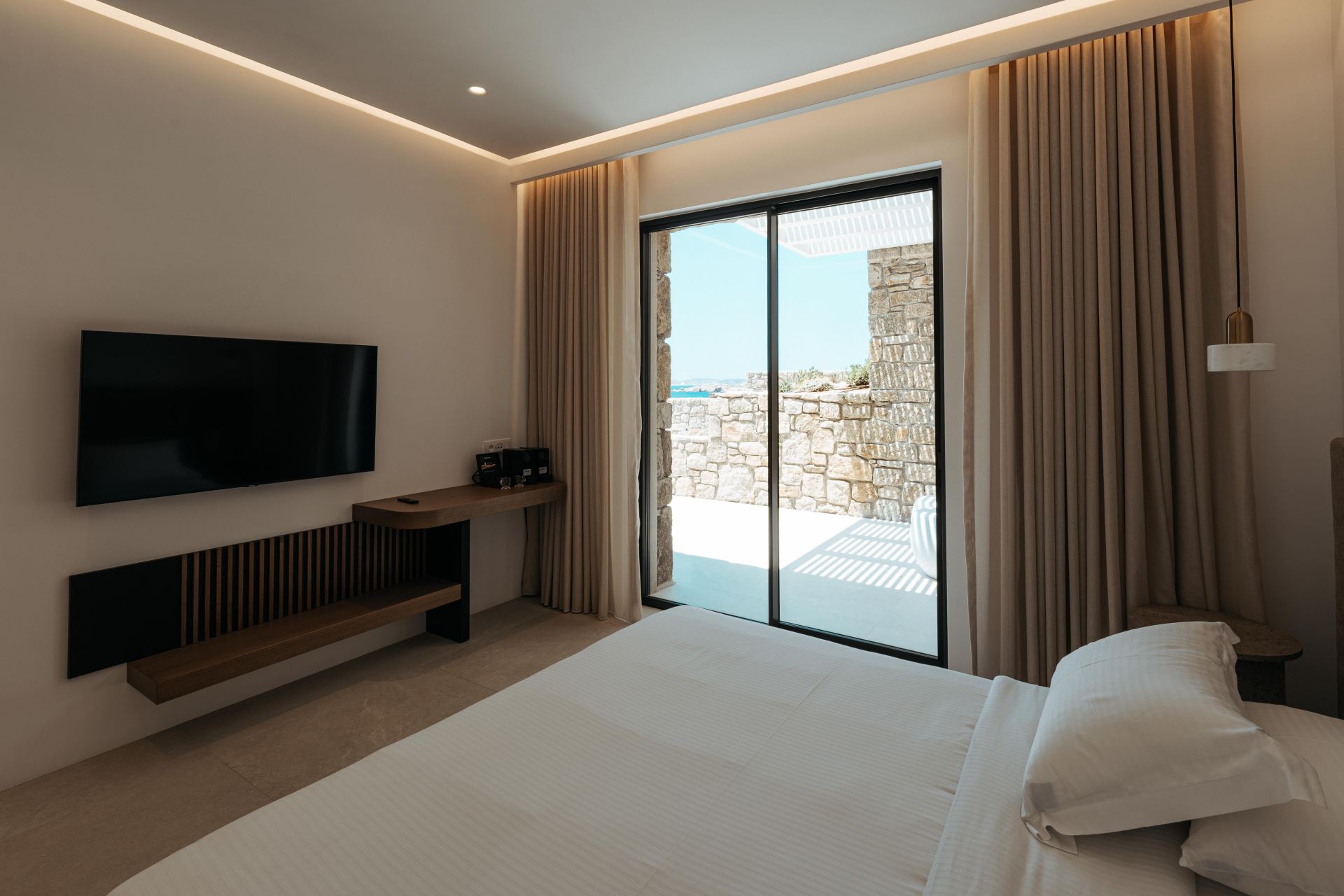 Splendid Waterfront Villa 2