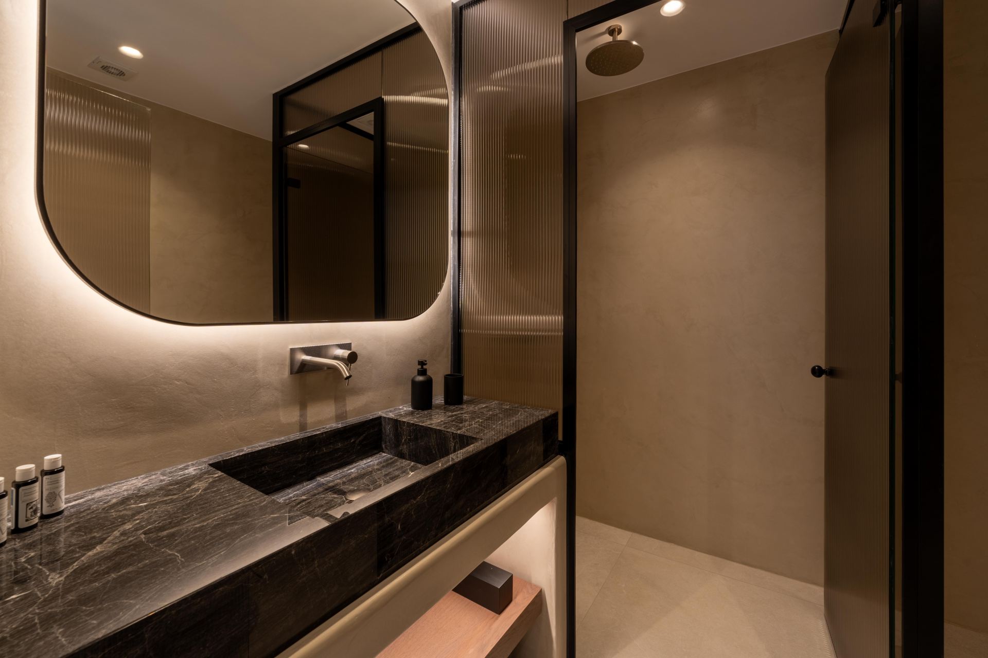 Splendid Waterfront Villa 2