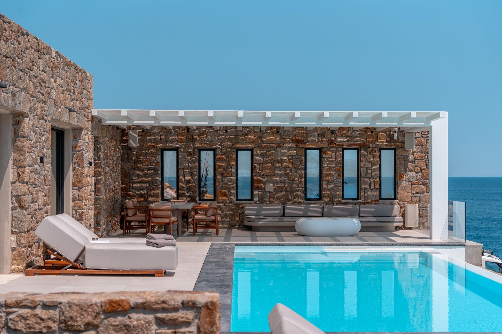 Splendid Waterfront Villa 2