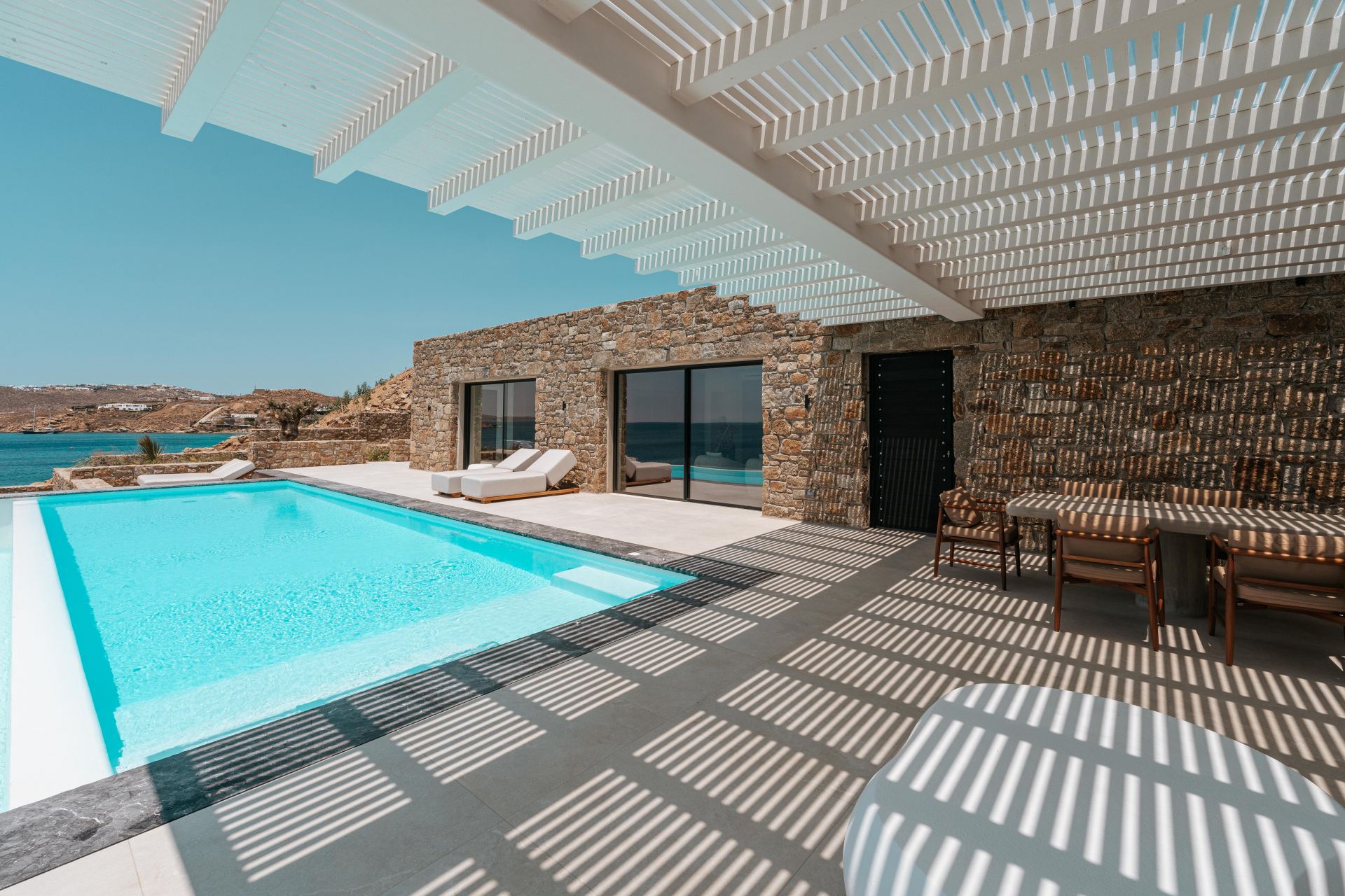 Splendid Waterfront Villa 2