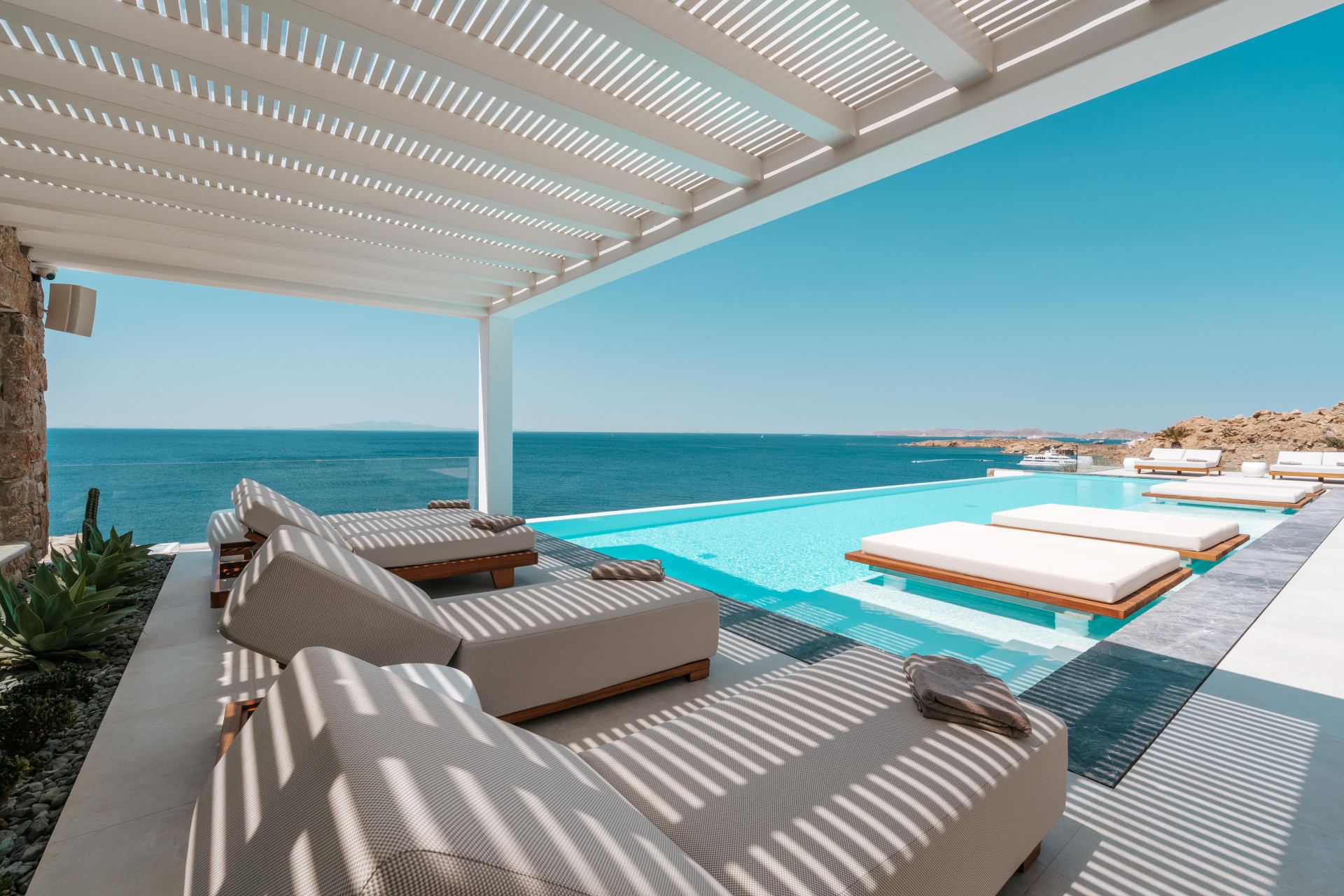 Splendid Waterfront Villa 1