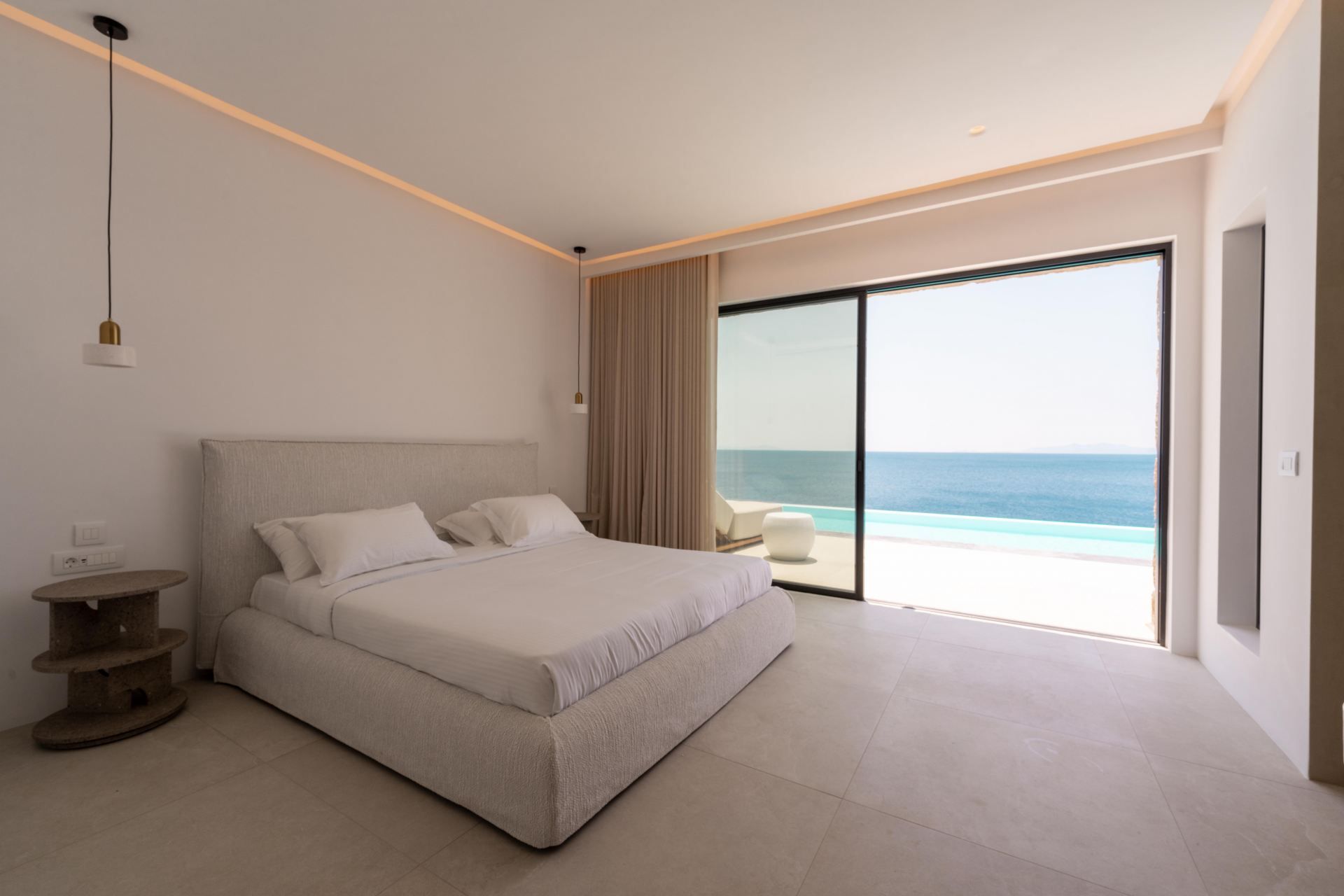 Splendid Waterfront Villa 2