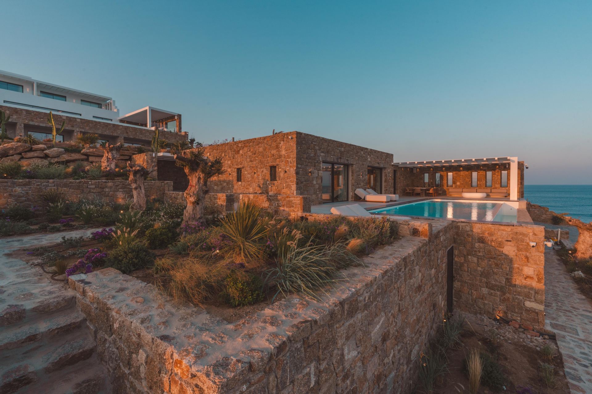 Splendid Waterfront Villa 2