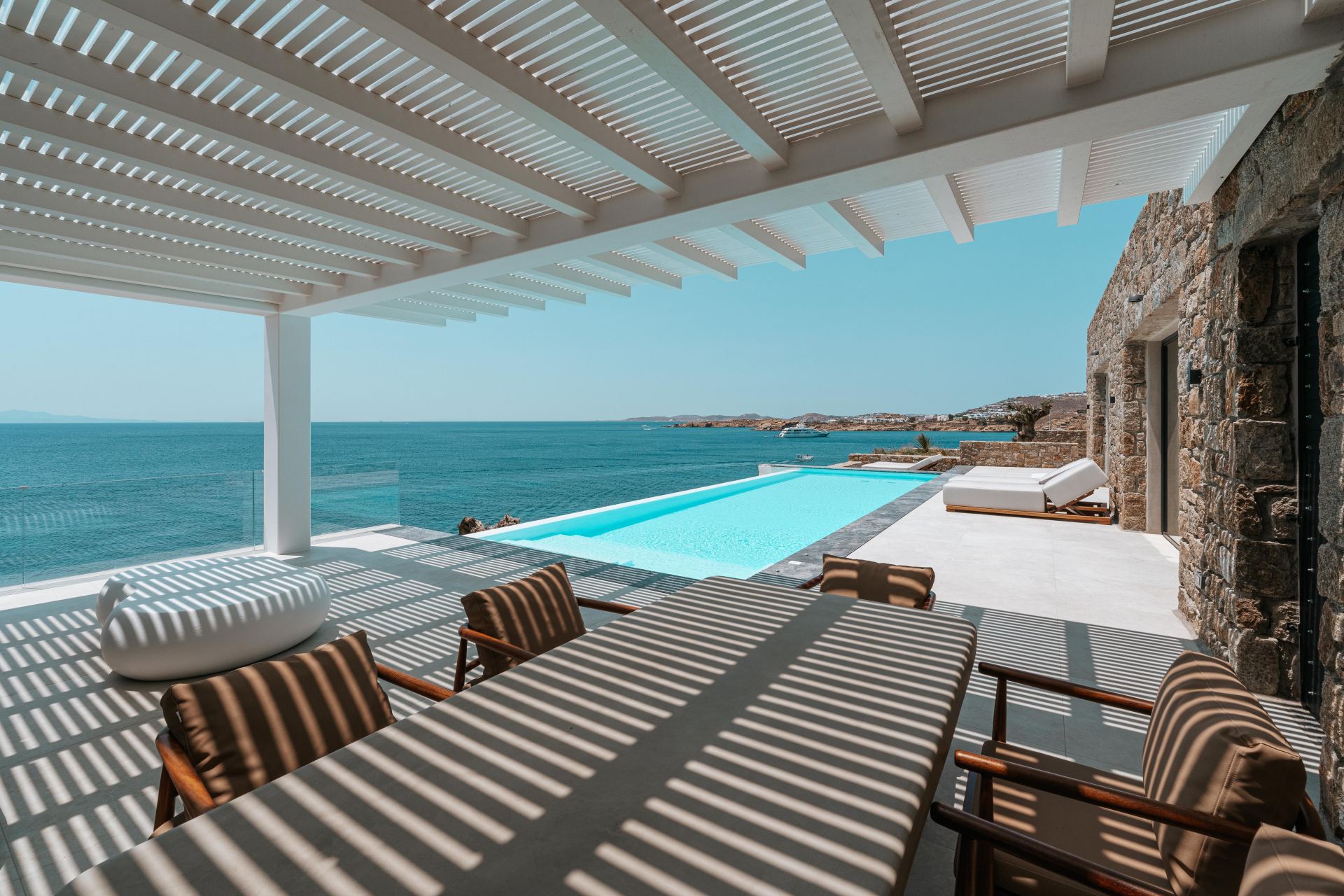 Splendid Waterfront Villa 2