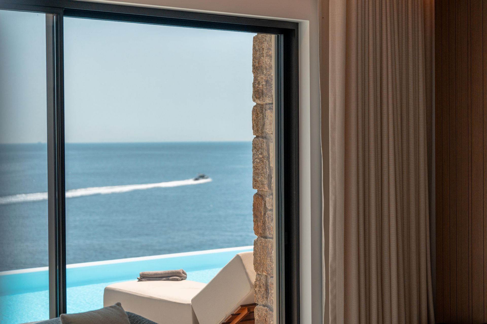 Splendid Waterfront Villa 2