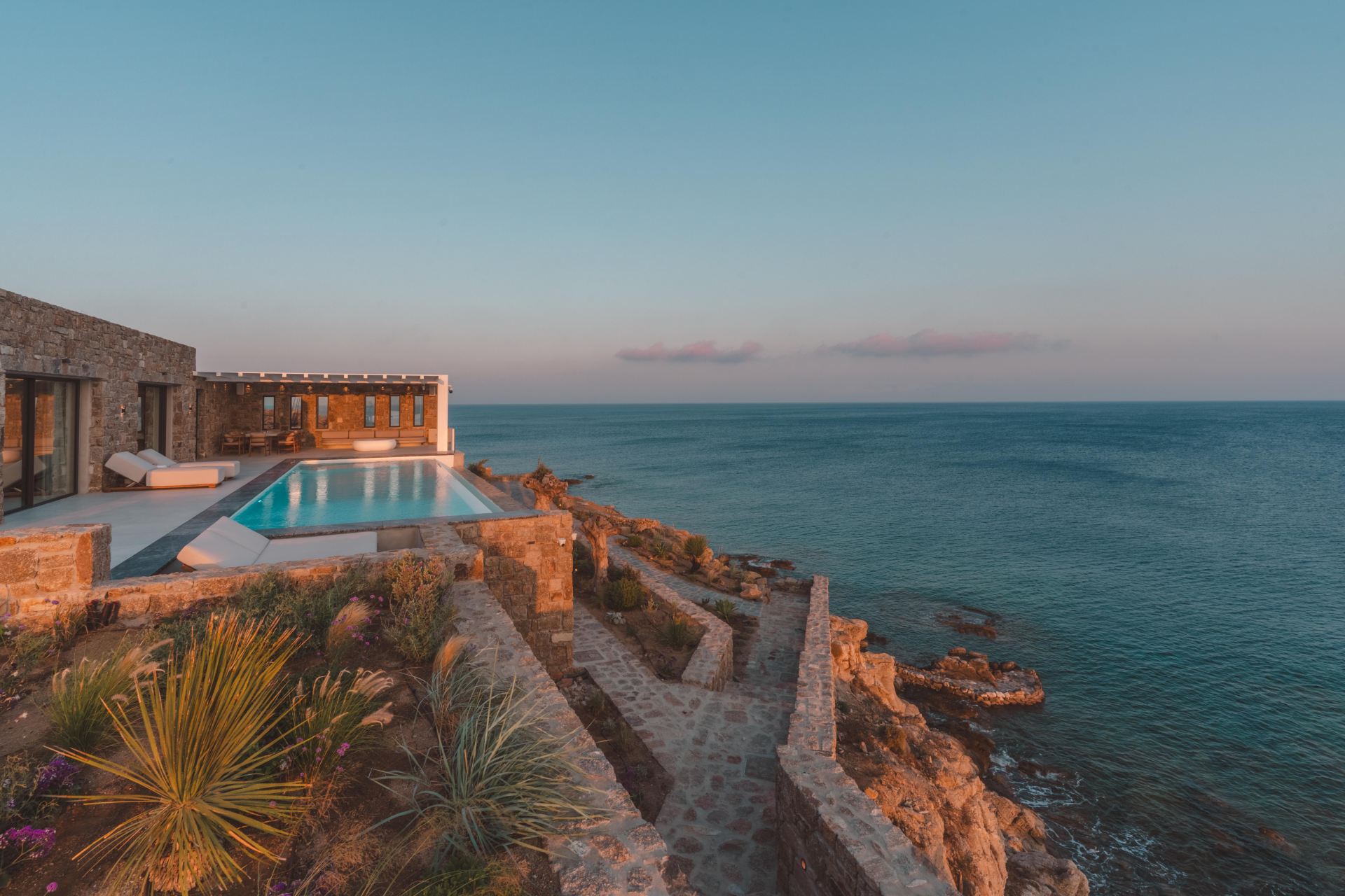 Splendid Waterfront Villa 2