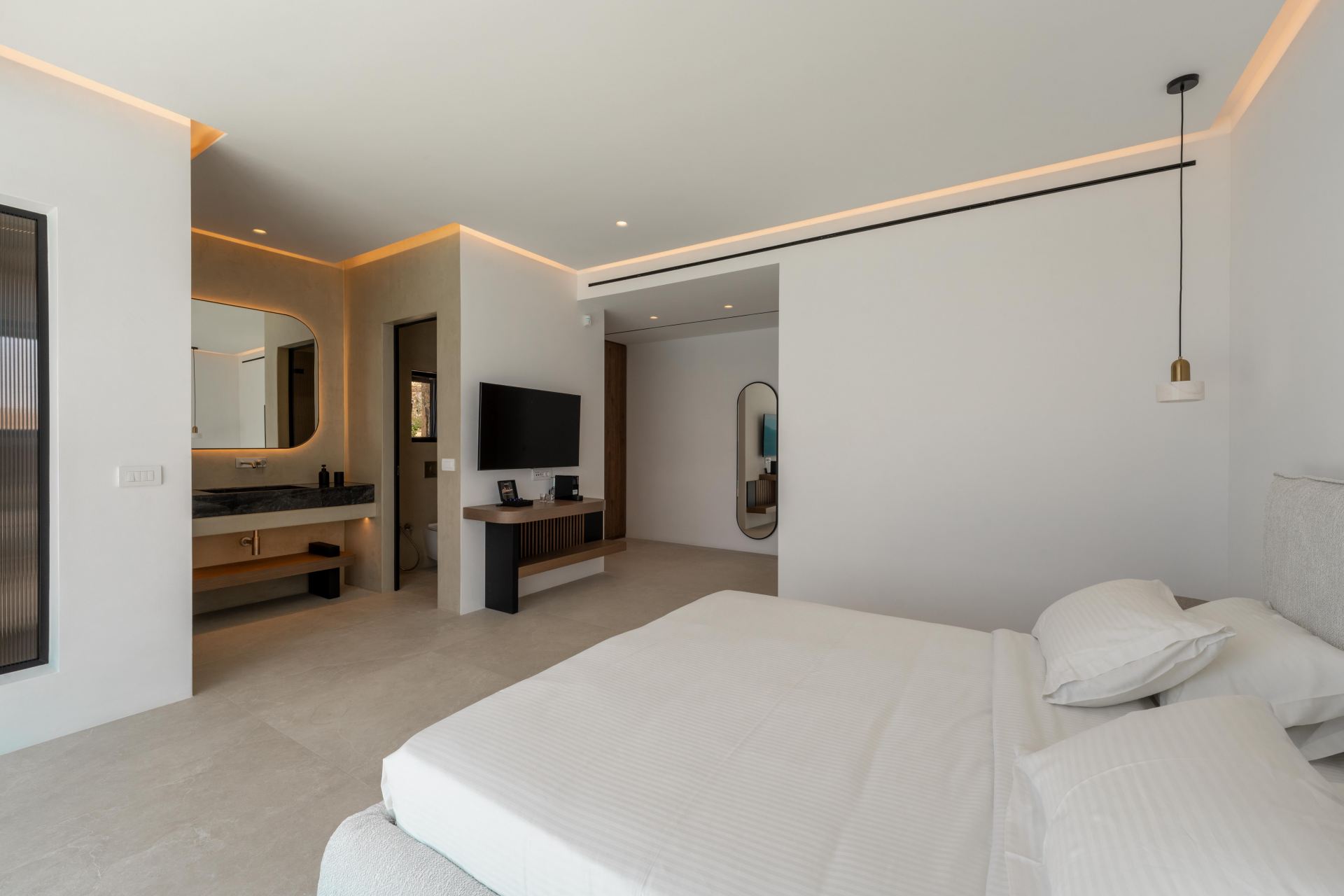 Splendid Waterfront Villa 2