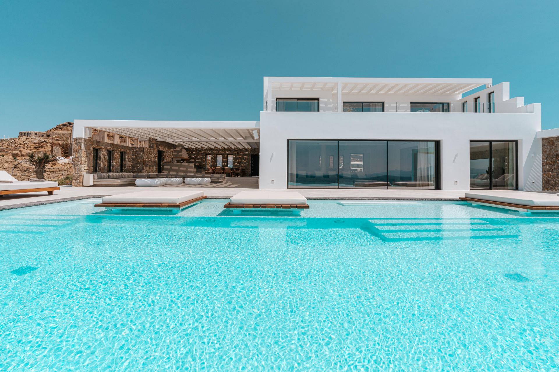 Splendid Waterfront Villa 1