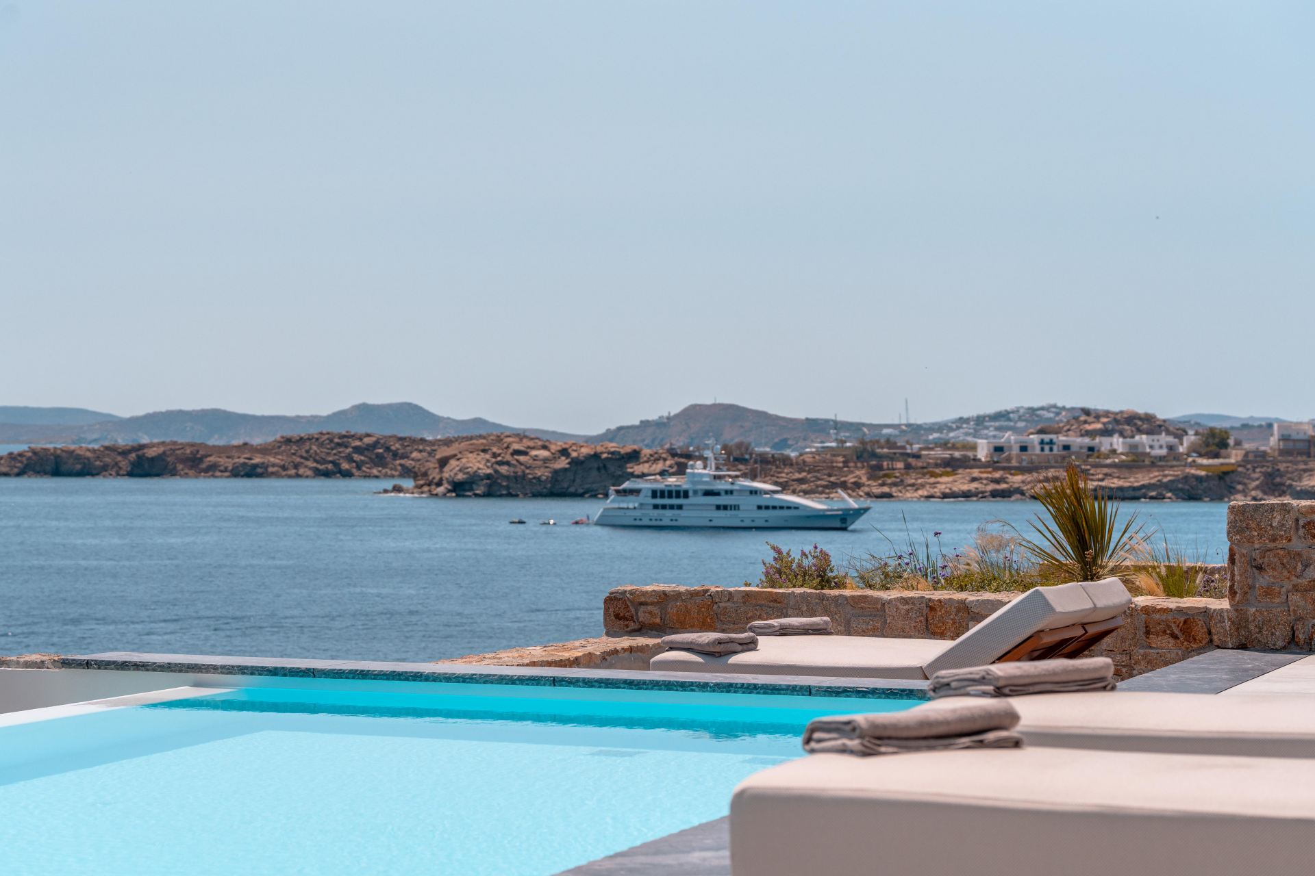 Splendid Waterfront Villa 2