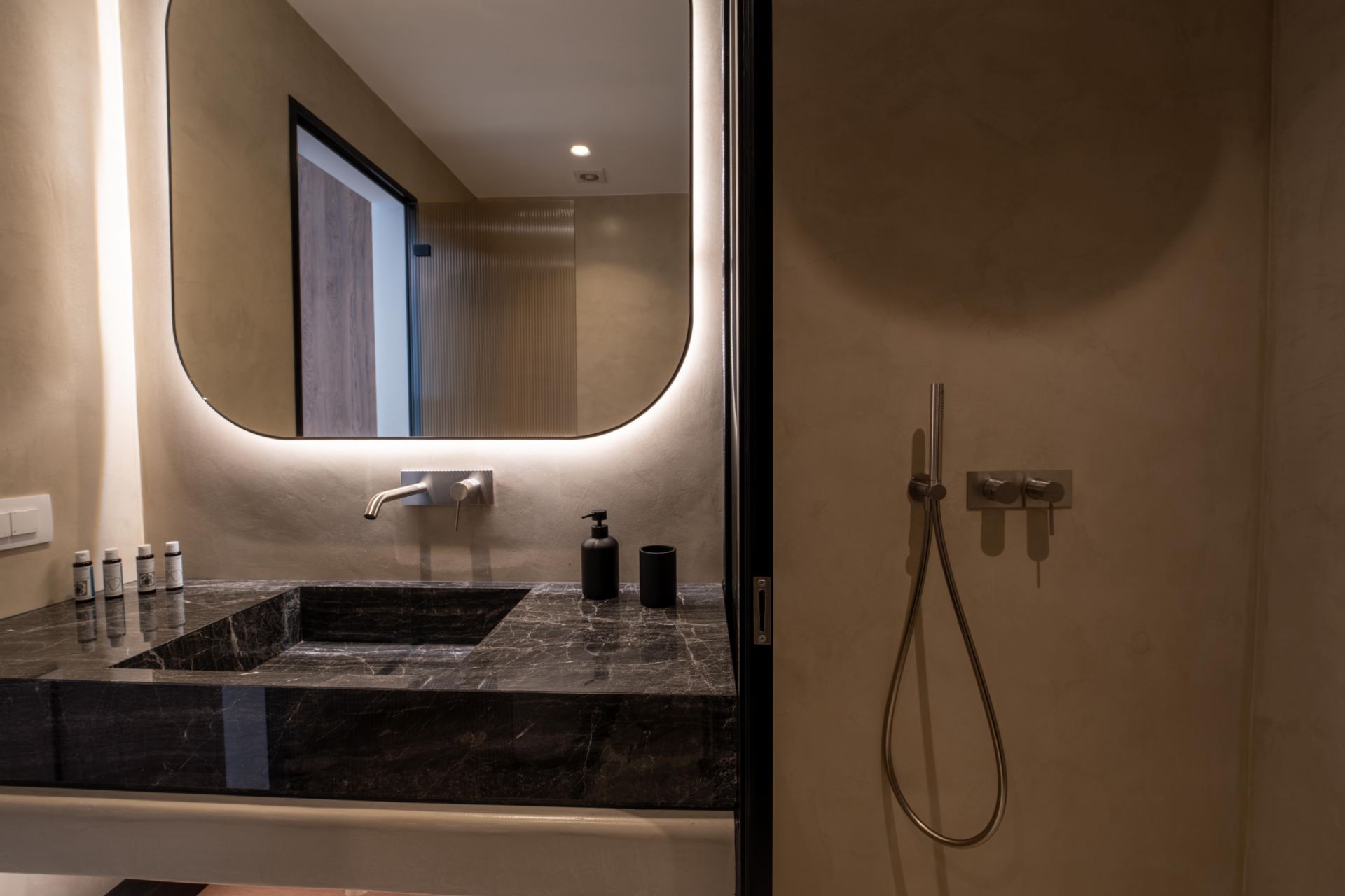 Splendid Waterfront Villa 2