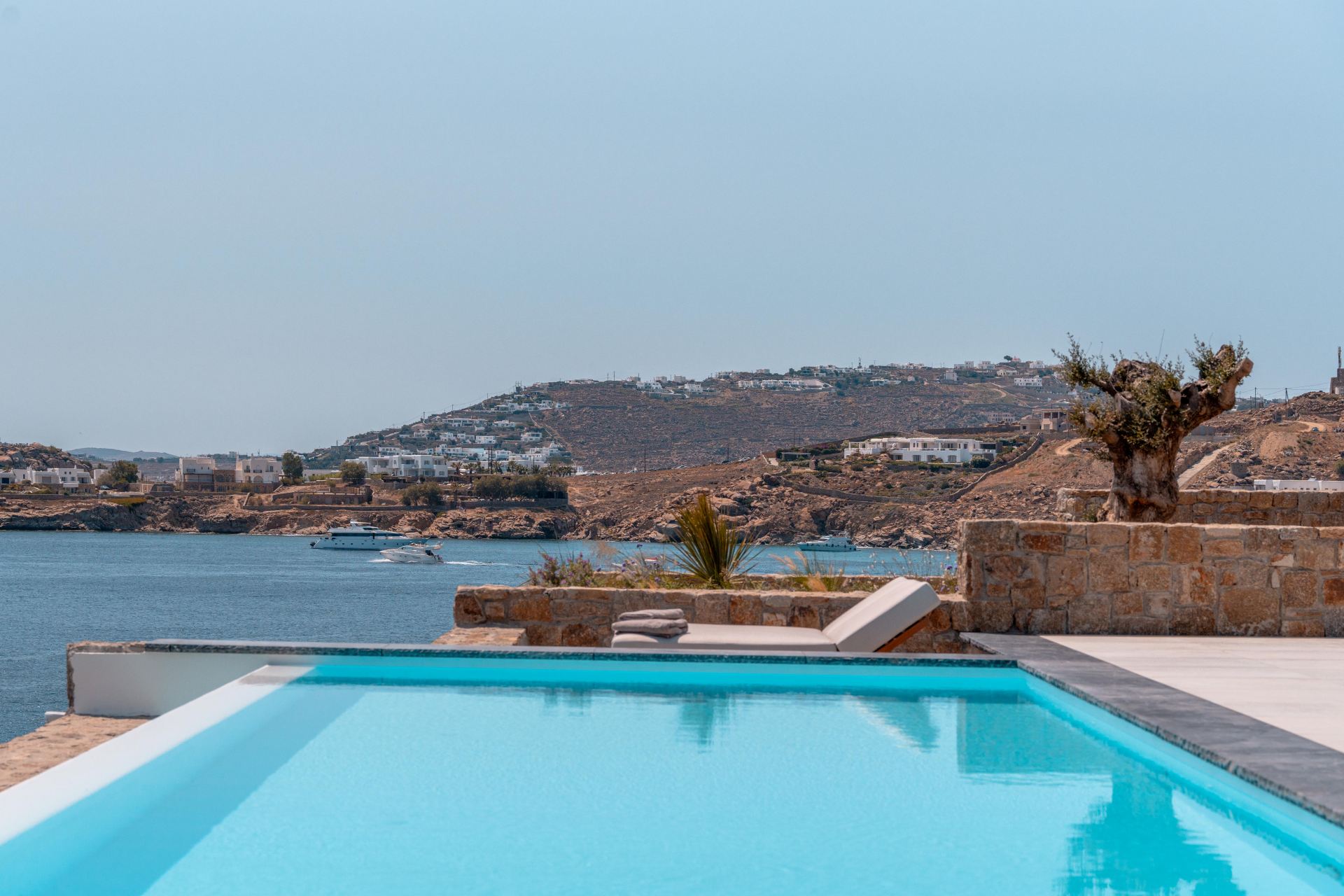 Splendid Waterfront Villa 2