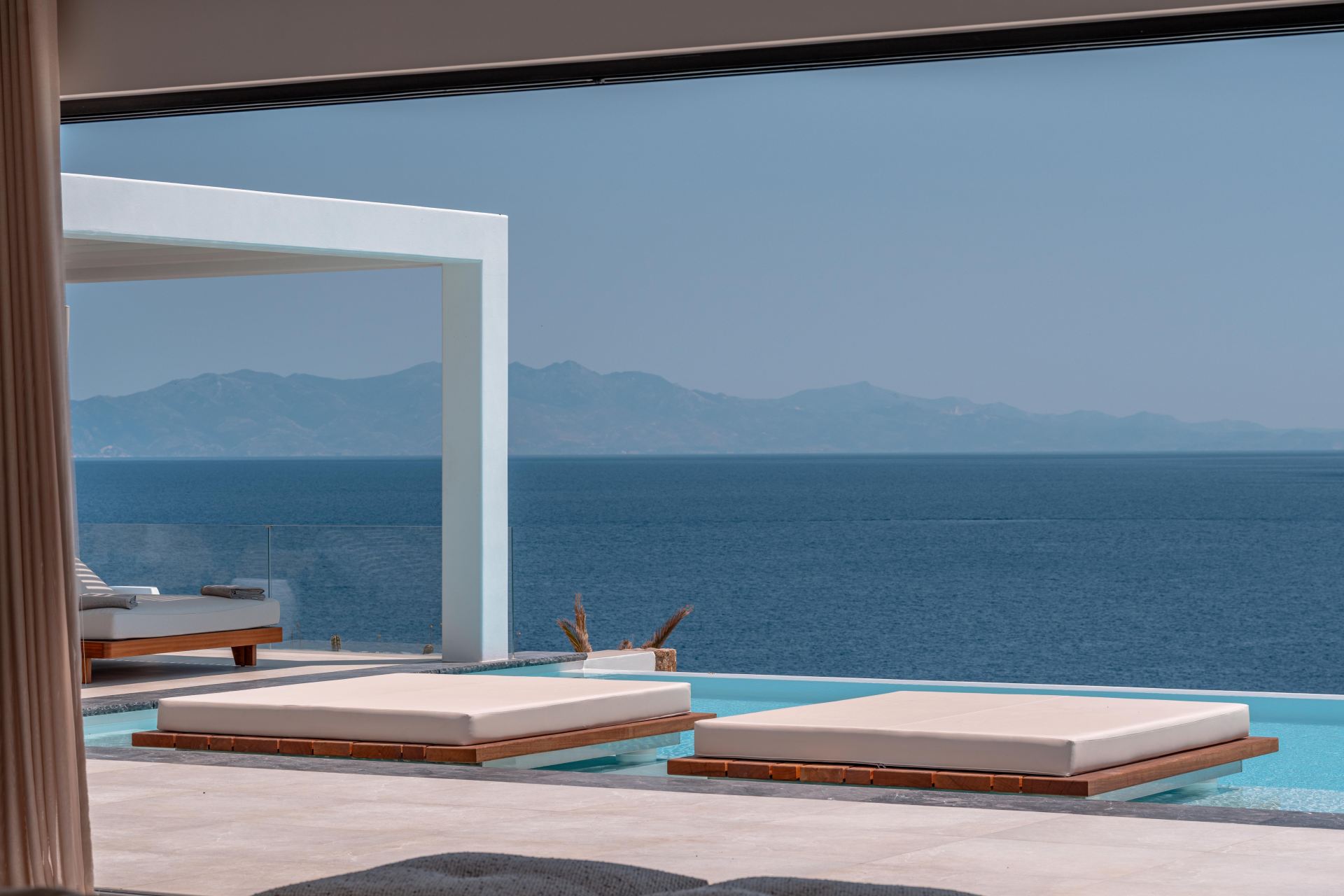 Splendid Waterfront Villa 1