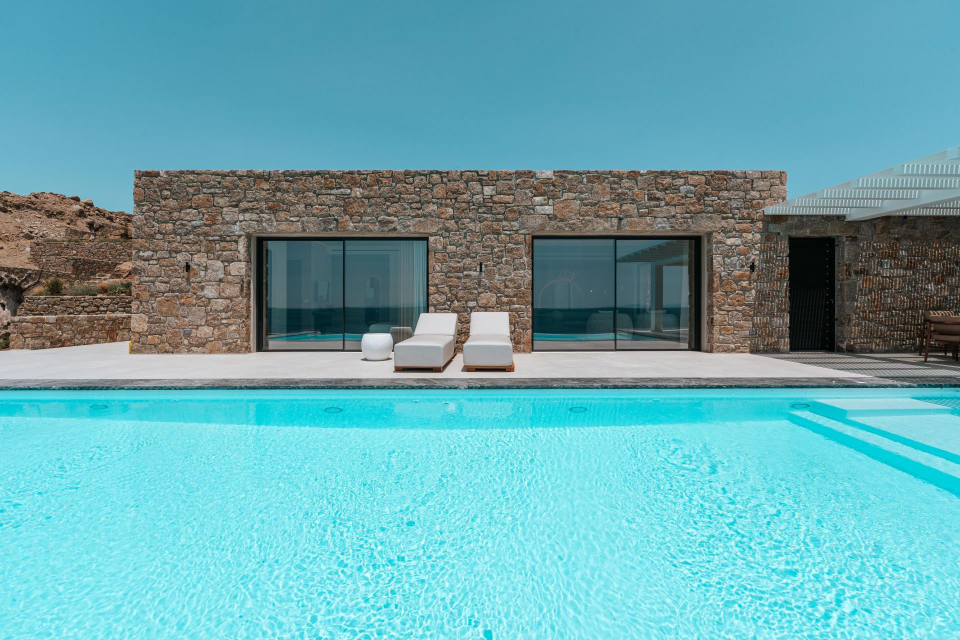 Splendid Waterfront Villa 2