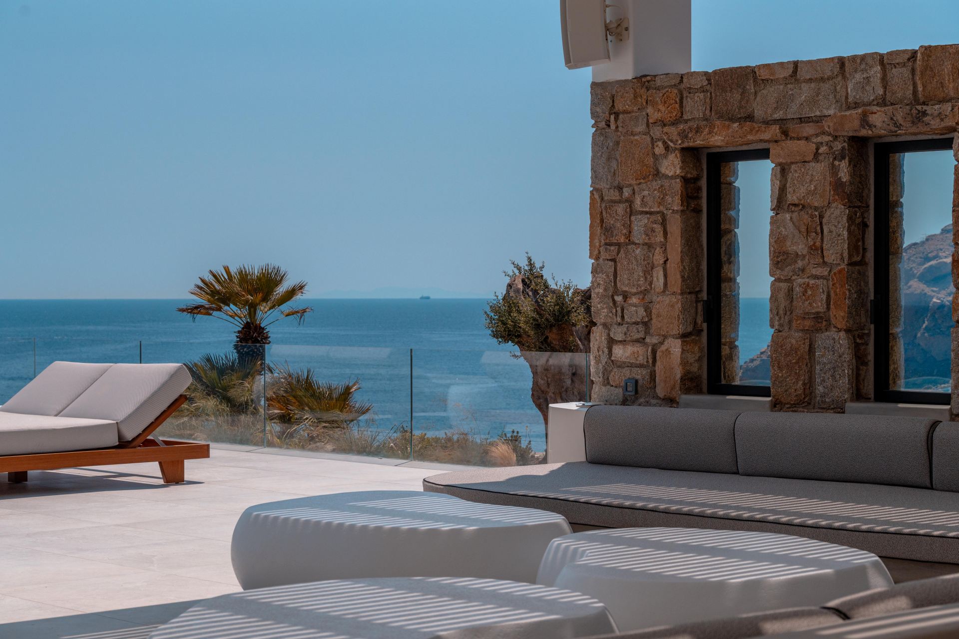 Splendid Waterfront Villa 2