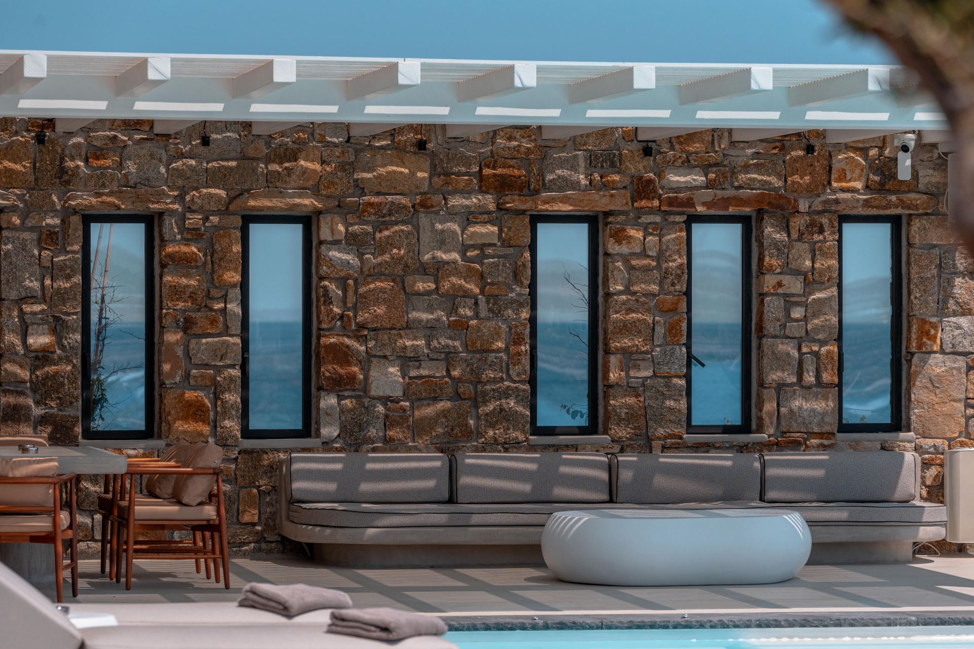 Splendid Waterfront Villa 2