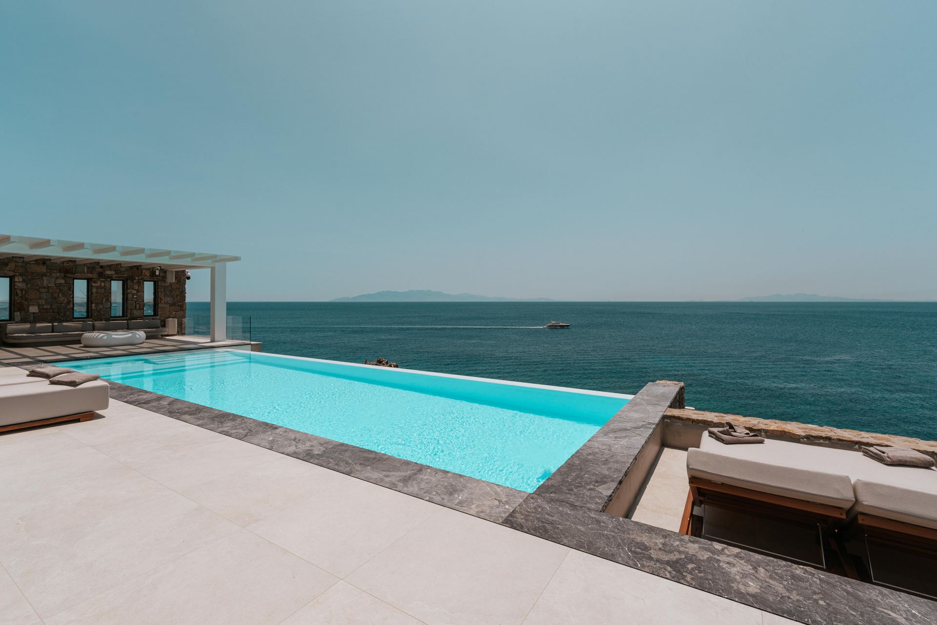 Splendid Waterfront Villa 2