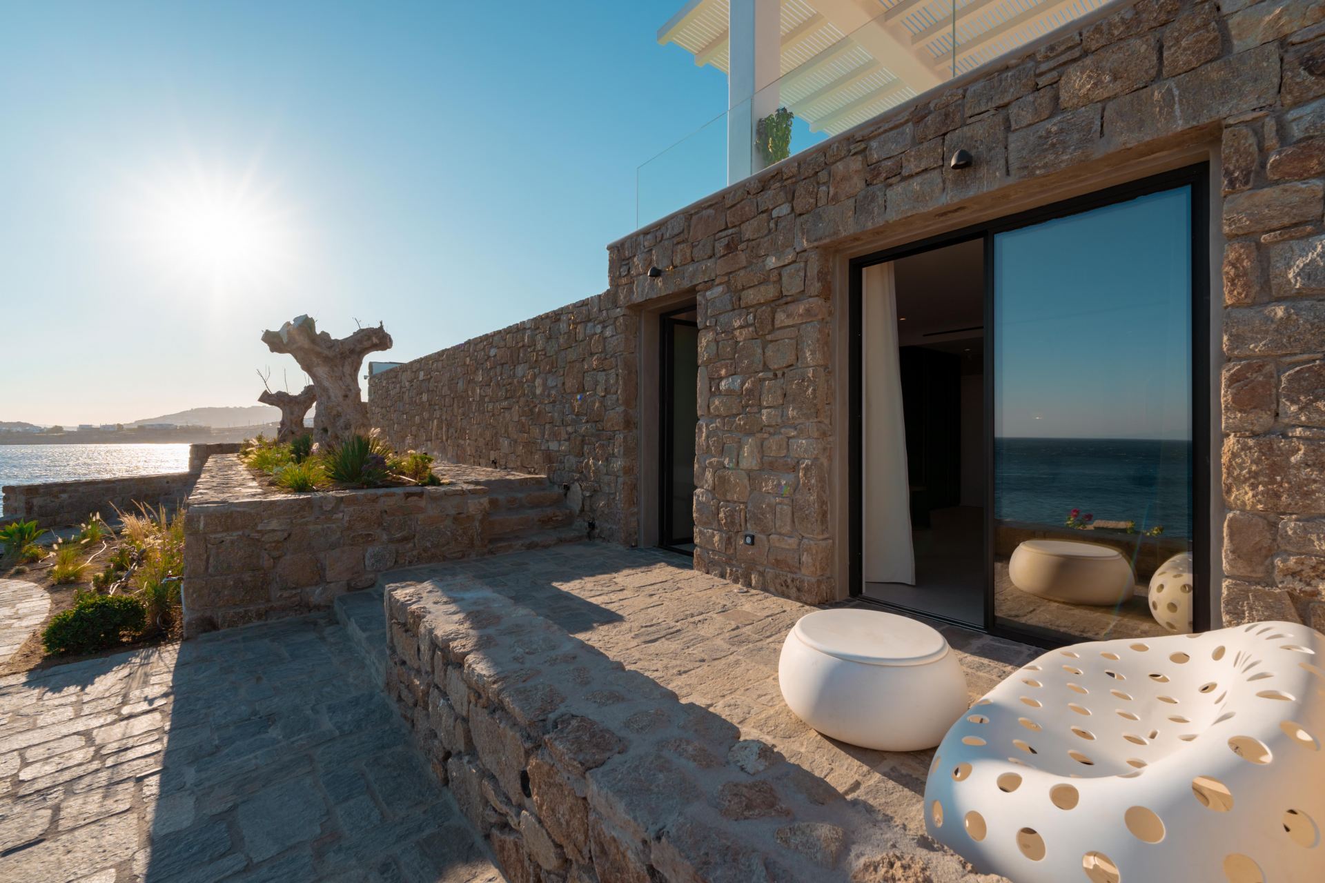 Splendid Waterfront Villa 2