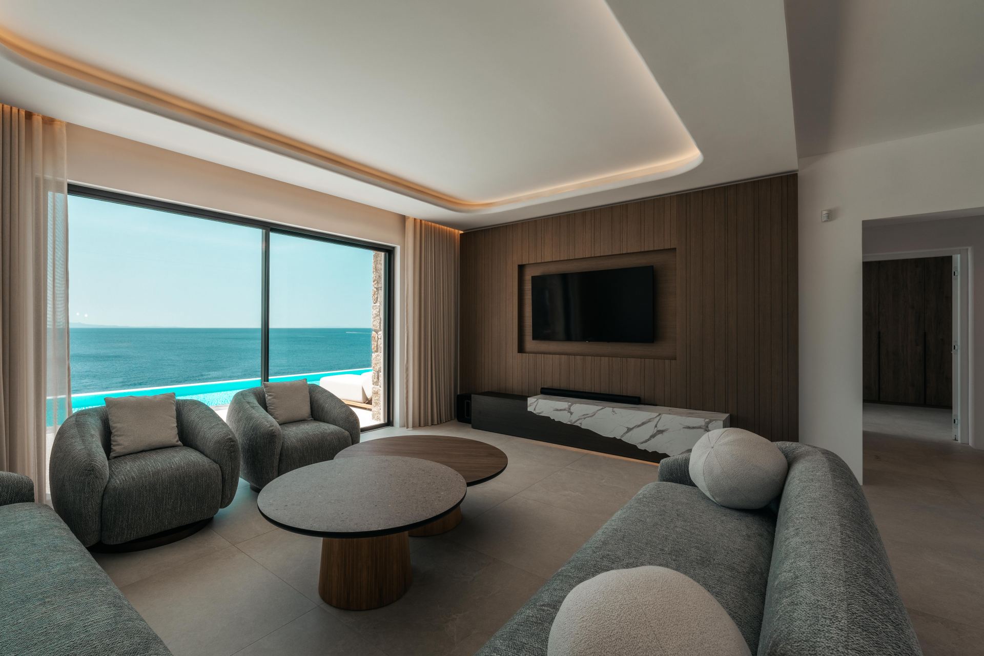 Splendid Waterfront Villa 2