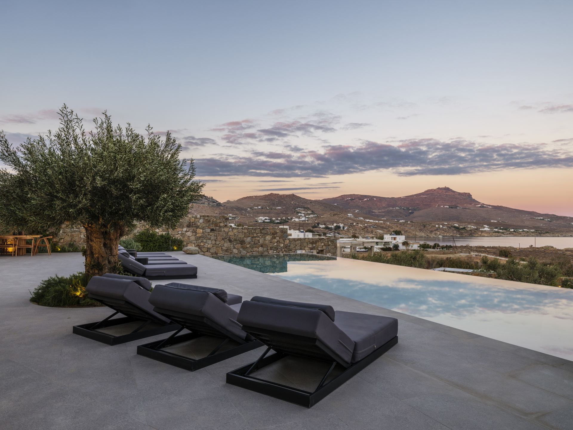 Blue Eye Grand Villa