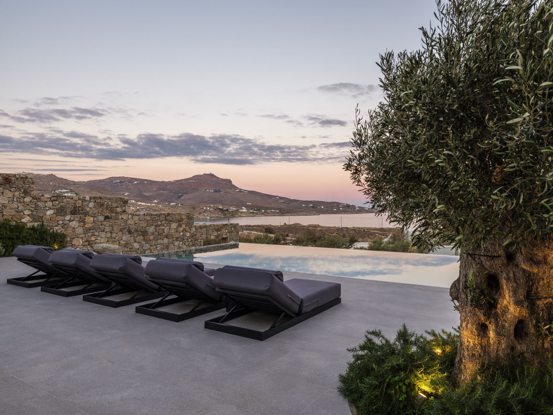 Blue Eye Grand Villa