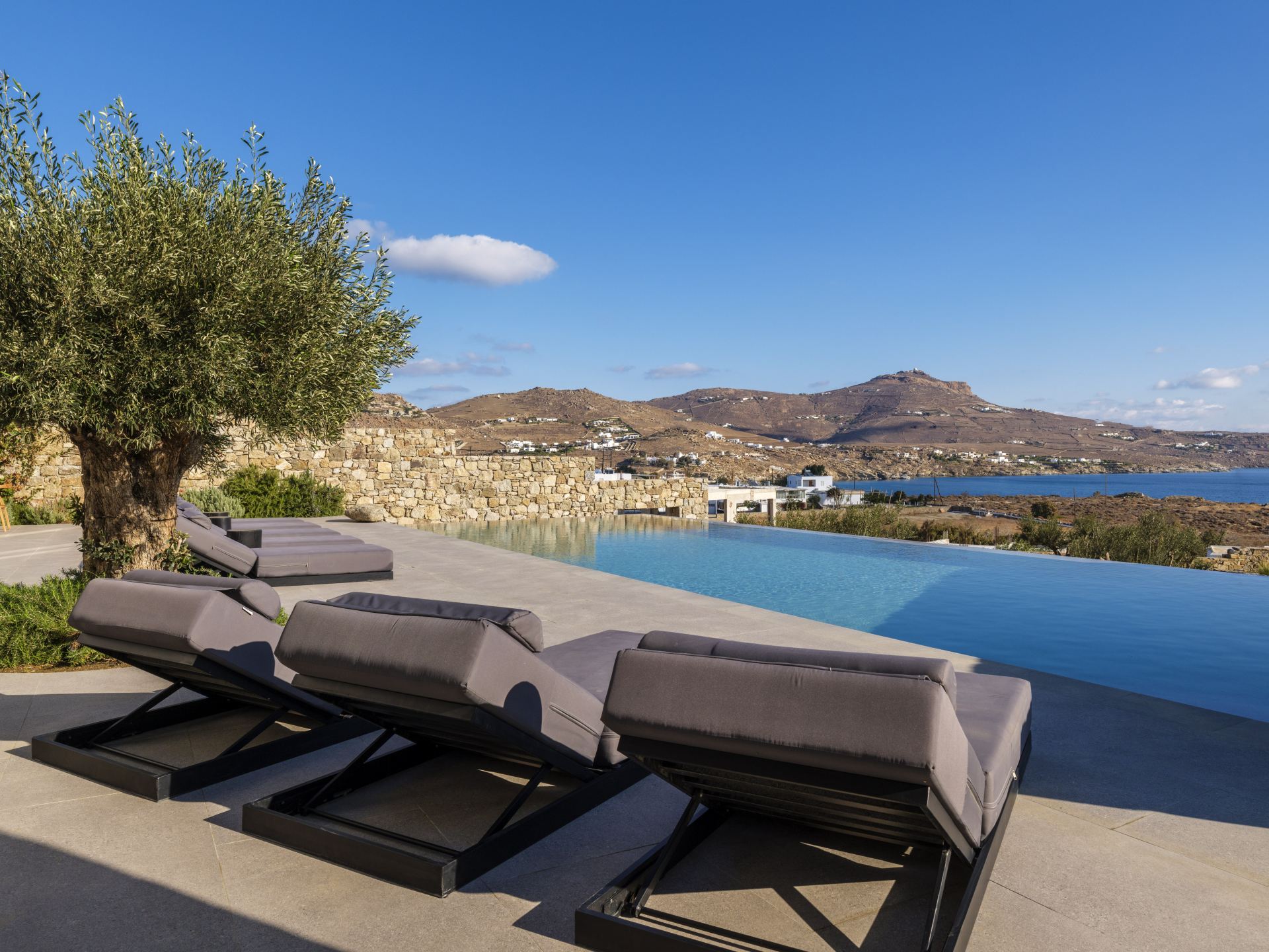 Blue Eye Grand Villa