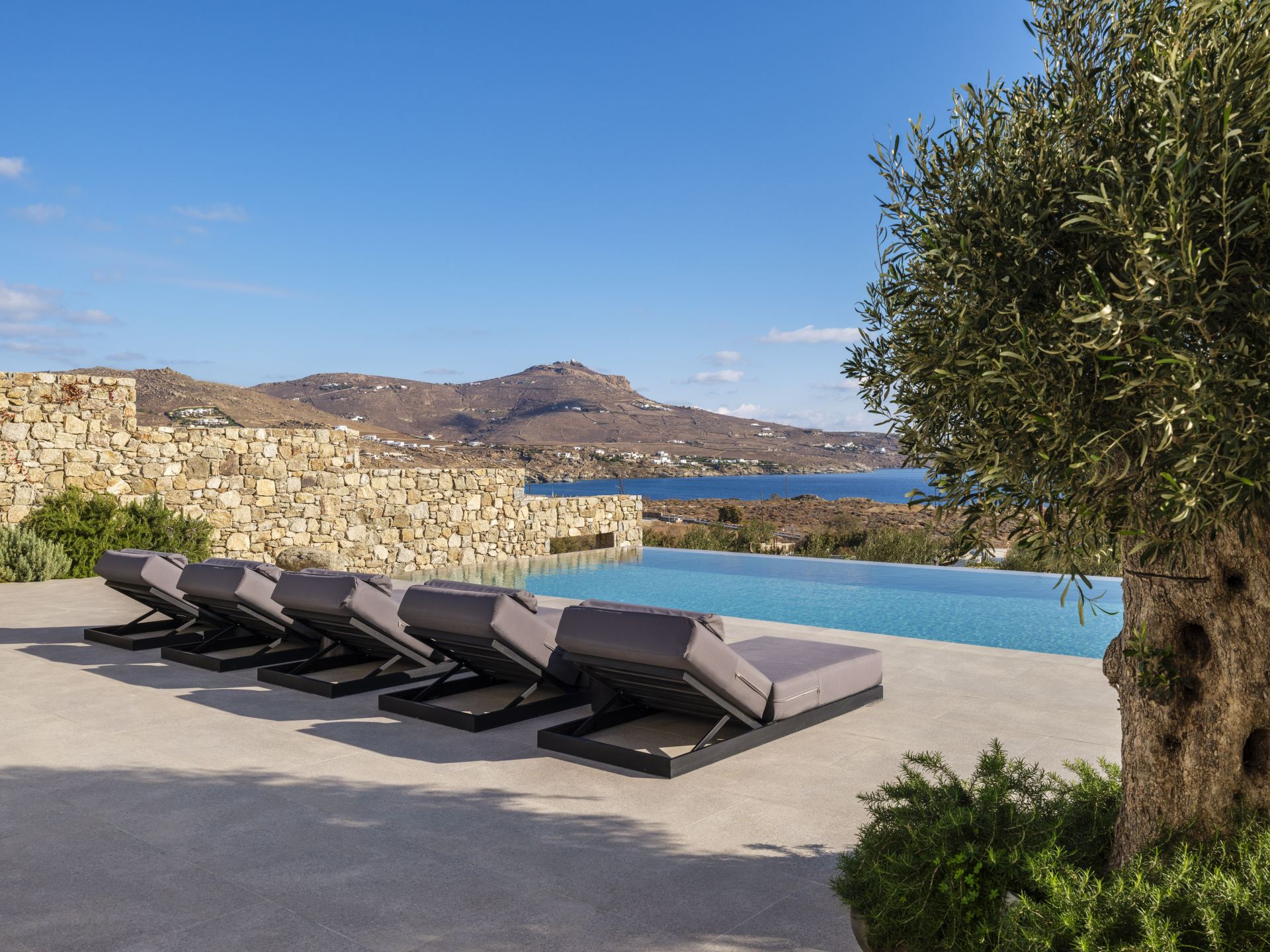 Blue Eye Grand Villa