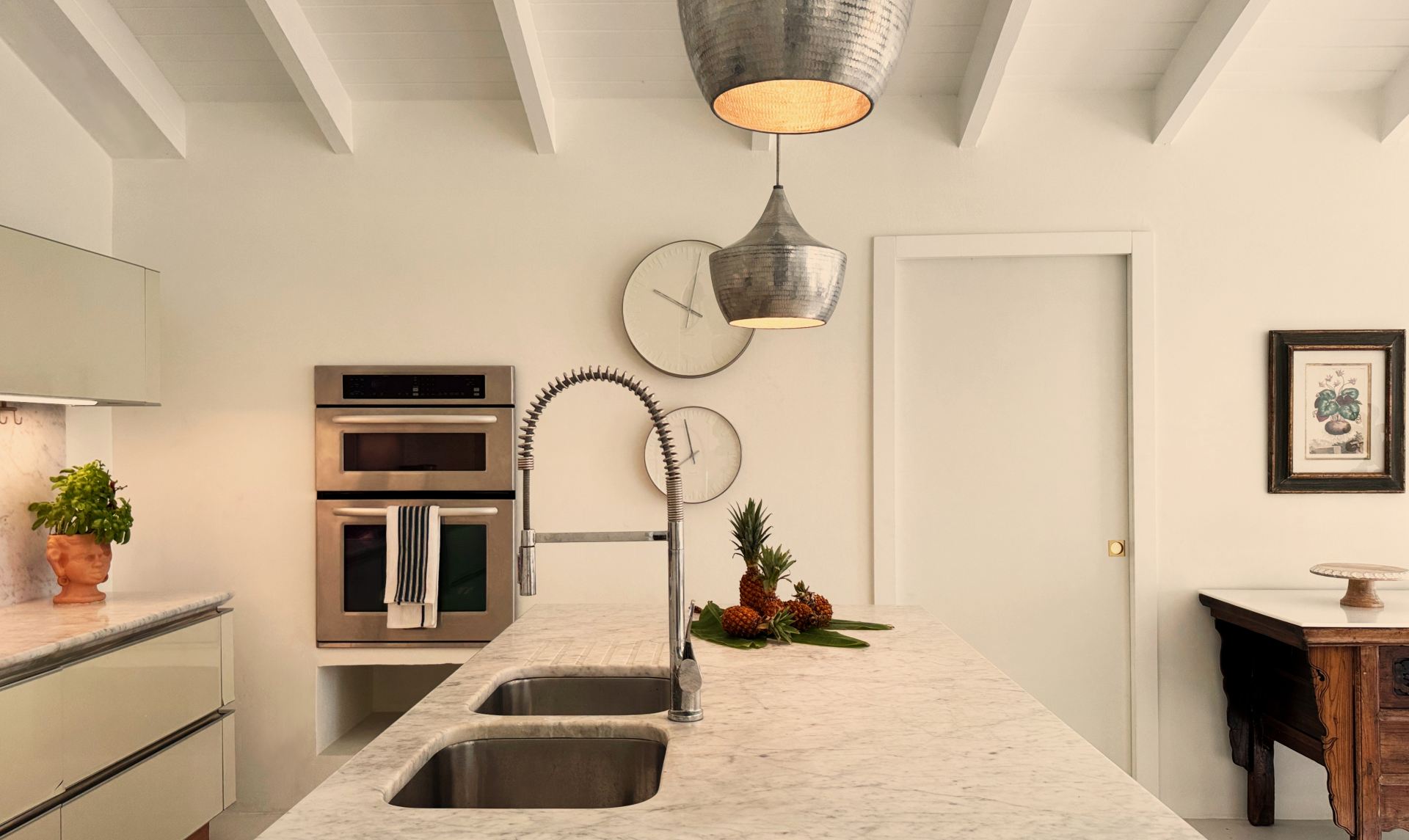 La Marea & Guest House