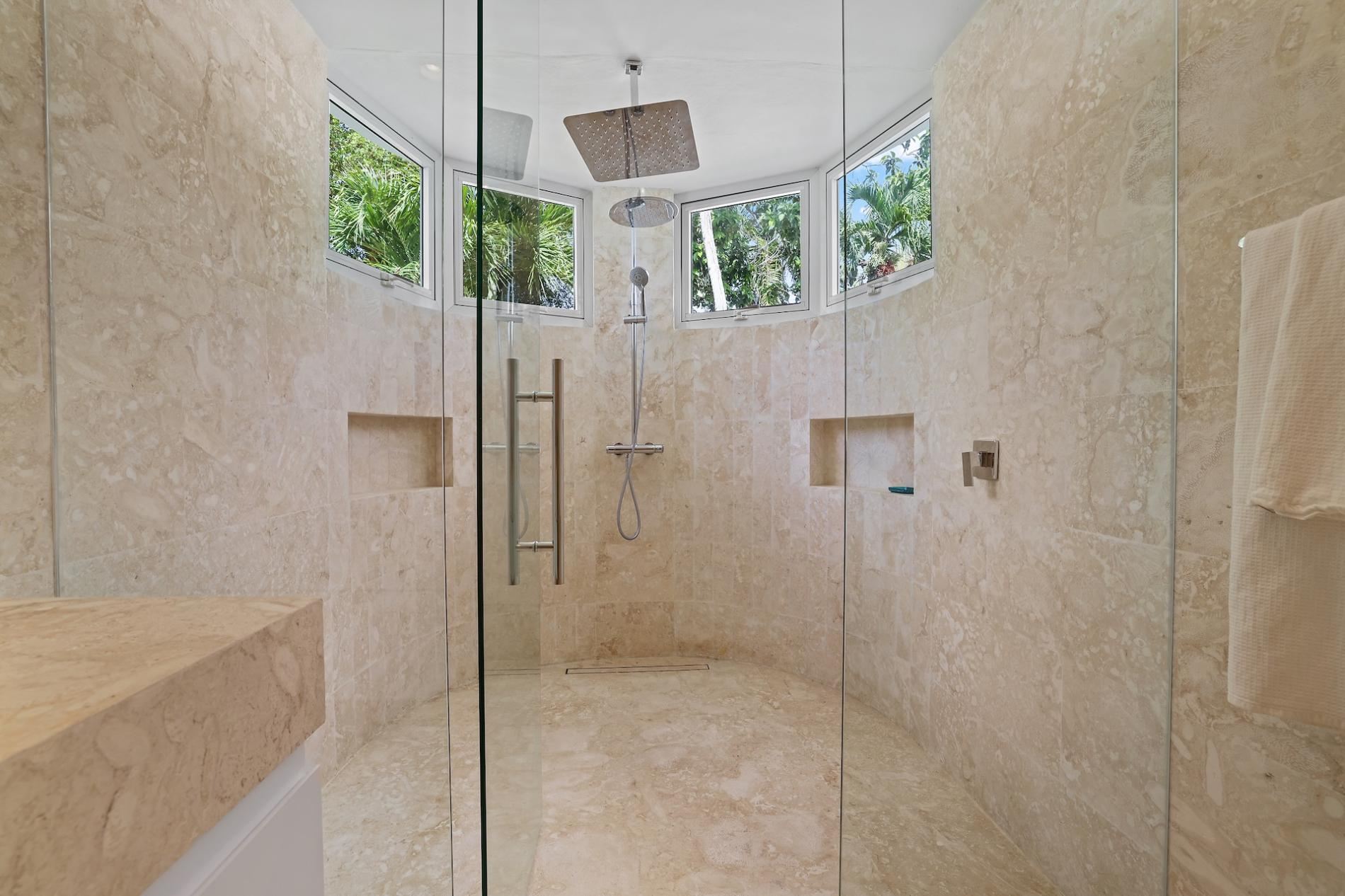 Villa Serenity Luxe Tropical Retreat