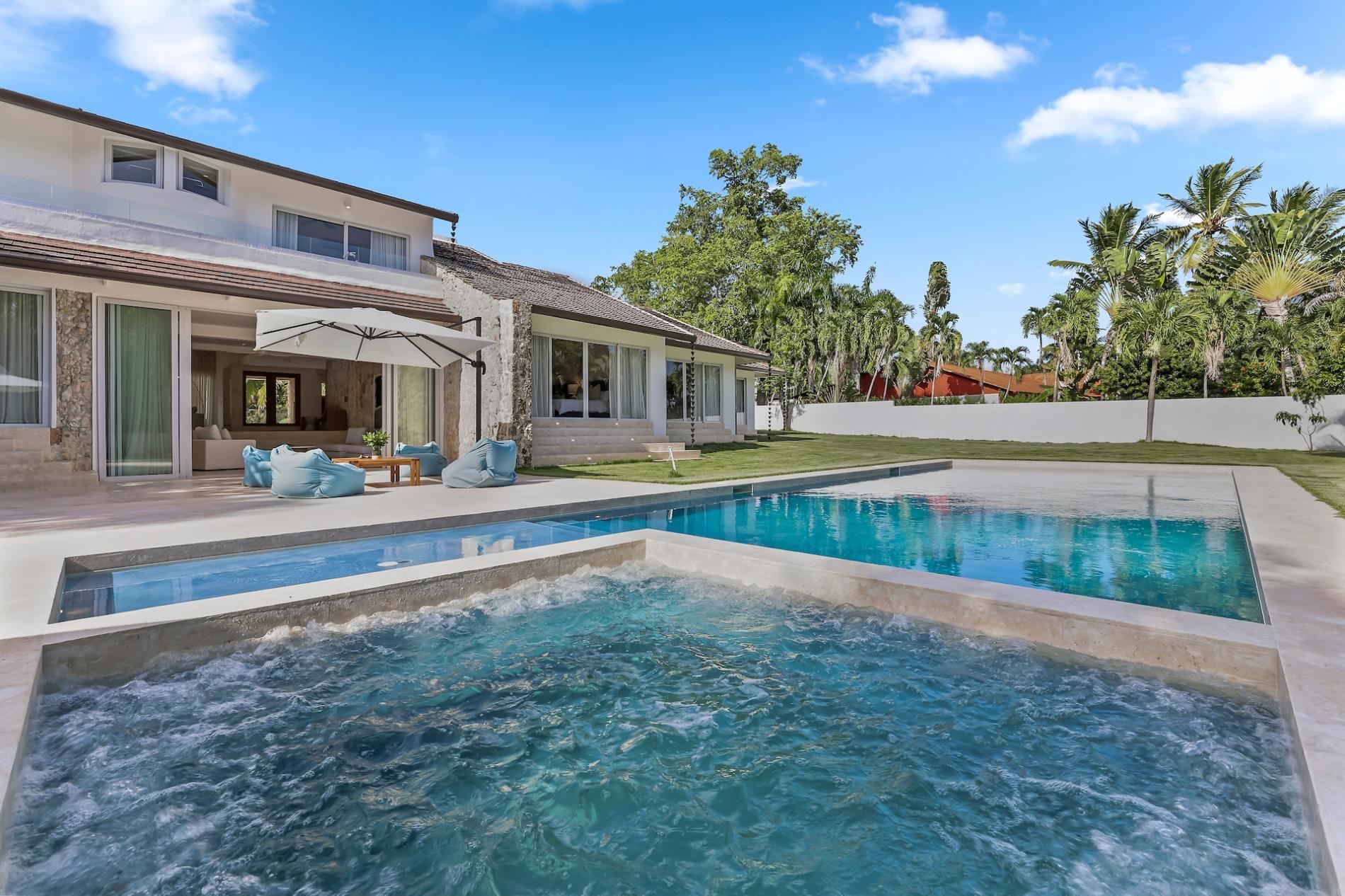 Villa Serenity Luxe Tropical Retreat