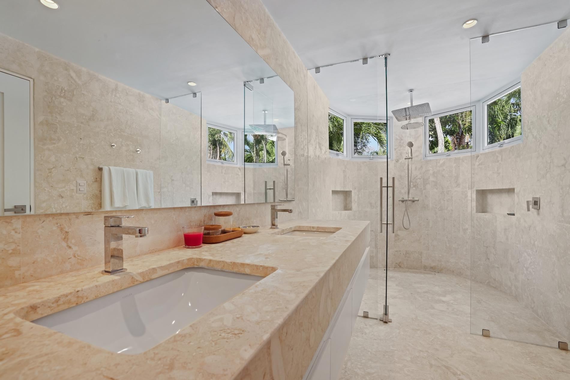 Villa Serenity Luxe Tropical Retreat