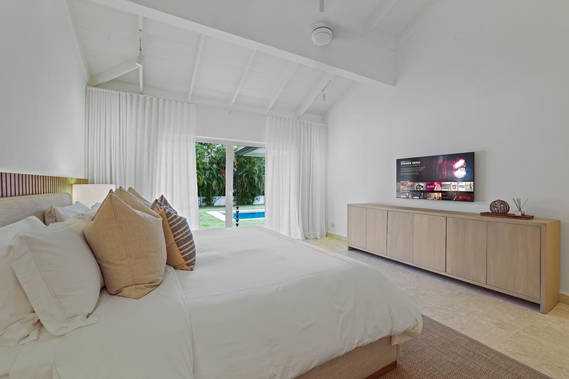 Villa Serenity Luxe Tropical Retreat