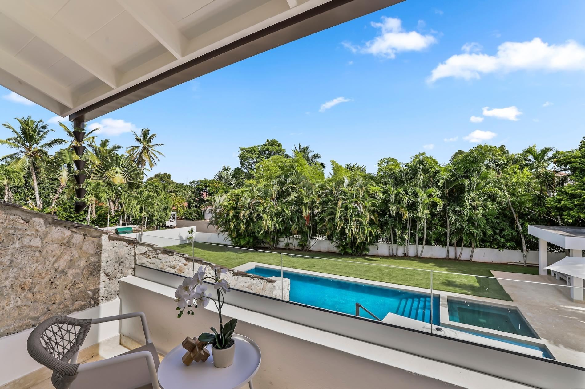 Villa Serenity Luxe Tropical Retreat