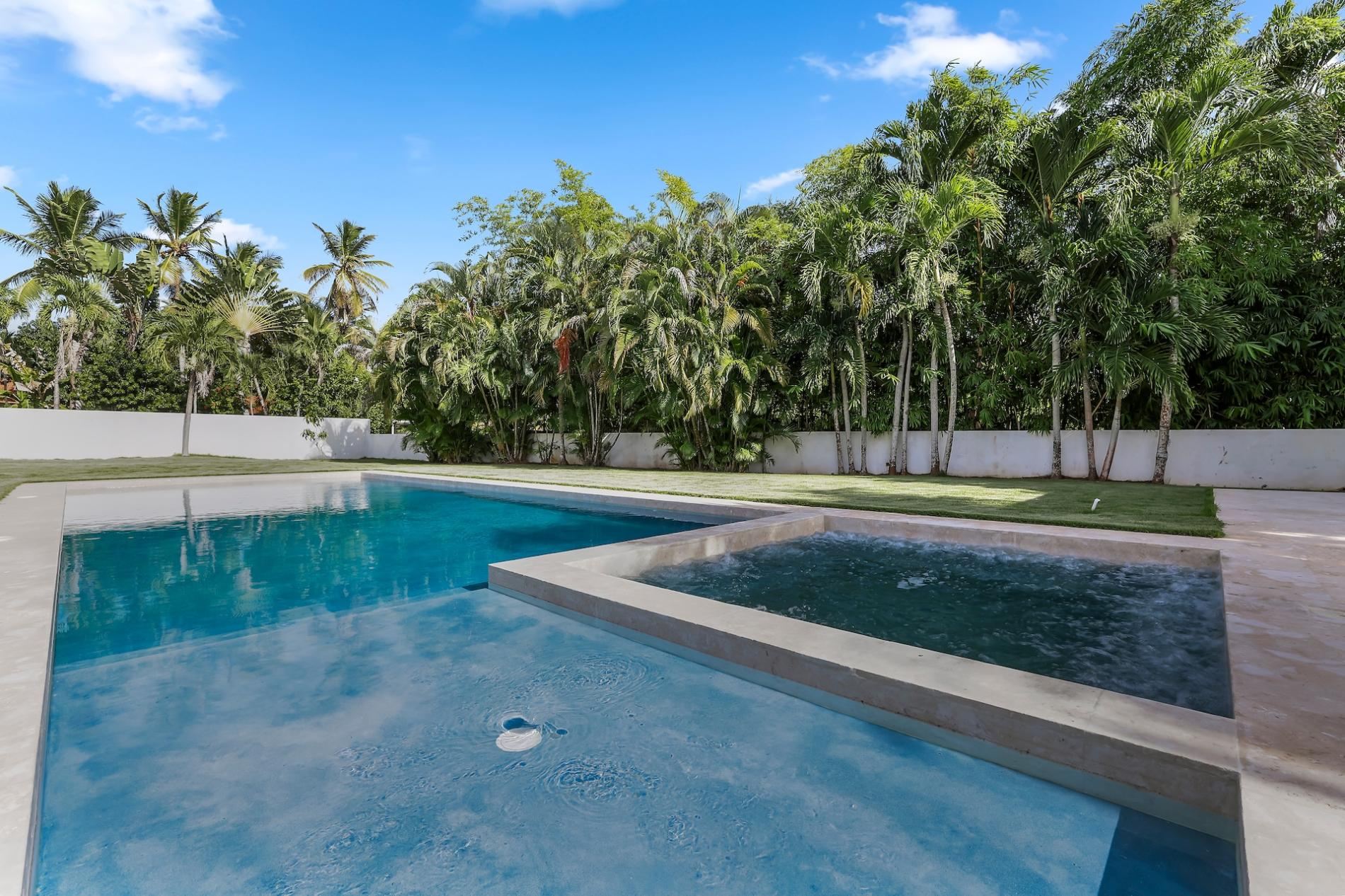 Villa Serenity Luxe Tropical Retreat