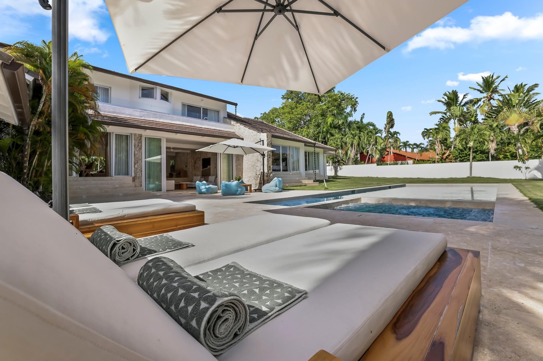 Villa Serenity Luxe Tropical Retreat