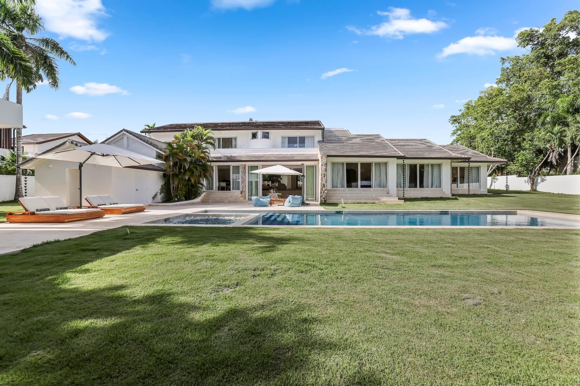 Villa Serenity Luxe Tropical Retreat