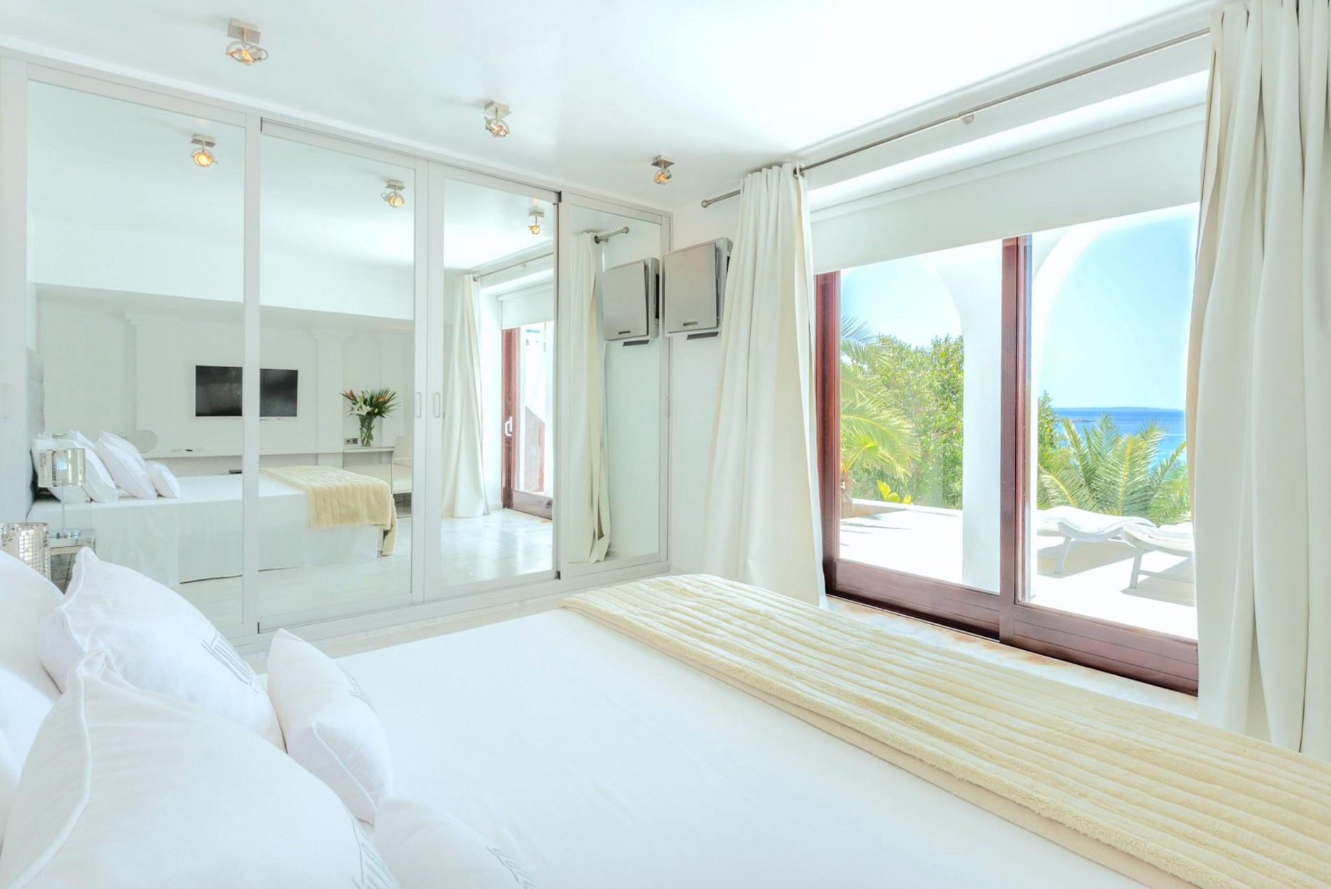 Cala Jondal Exclusive